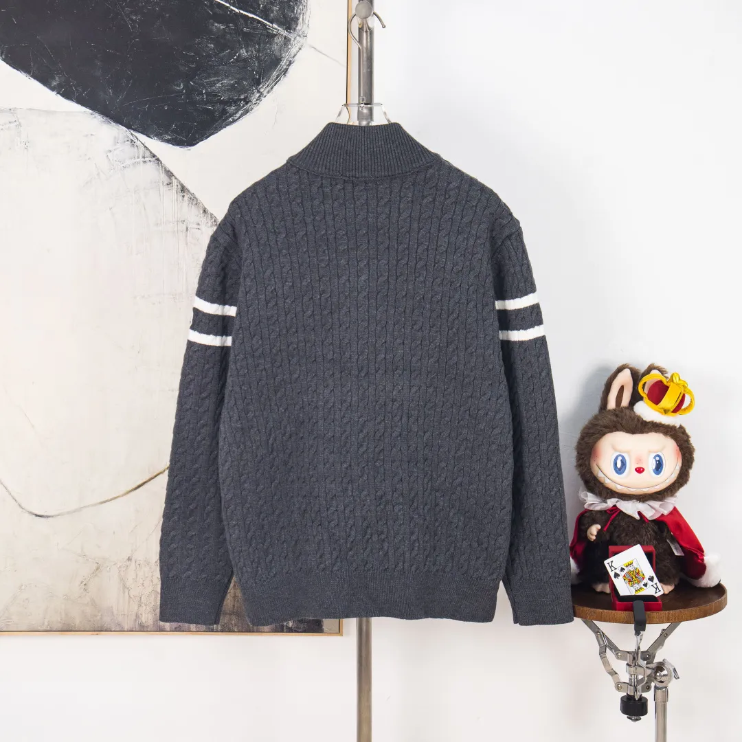 P480 💰zp version [Exclusive supply] MONCLER/Mongolian knitted down spliced ​​stand-up collar, unique side thread design! ! ! Selling point: down knitted splicing, the splicing is made of wool blended fabric! Mengjia will release several types of sweaters and down at this time every year. In fact, the sweater and down at the Mjia counter are classic and evergreen styles. They are all basic styles. They can be worn alone or matched inside, as a sweater. The main promotion of this kind of counter is black, so most of them are black, with down in the front. Our studio has launched a gray series of products to let everyone experience different surprises. The color combination is particularly good! The face threads are also super nice! Very comfortable! The back and both sleeves are made of wool blended fabric. Color: Black Gray Size: S M L XL Number: YK10649