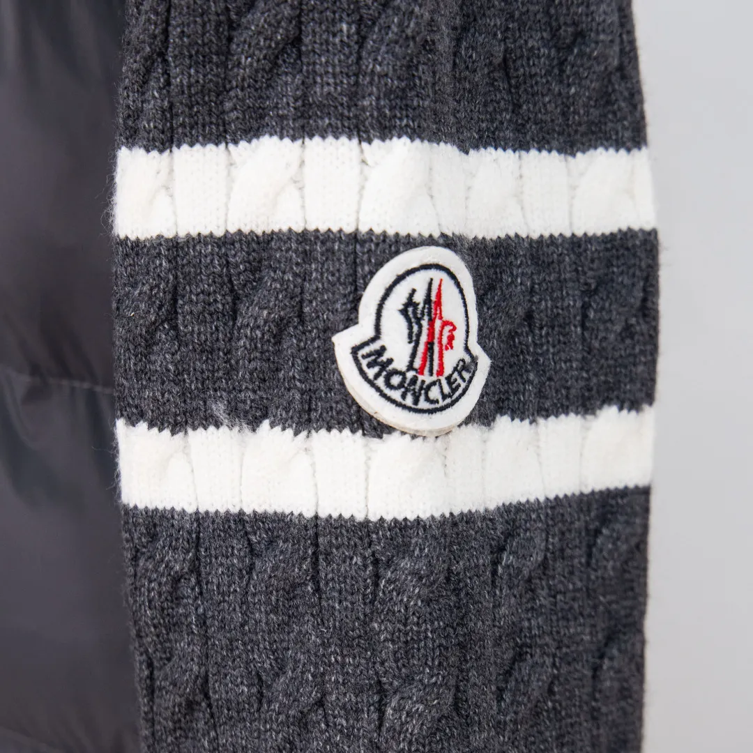 P480 💰zp version [Exclusive supply] MONCLER/Mongolian knitted down spliced ​​stand-up collar, unique side thread design! ! ! Selling point: down knitted splicing, the splicing is made of wool blended fabric! Mengjia will release several types of sweaters and down at this time every year. In fact, the sweater and down at the Mjia counter are classic and evergreen styles. They are all basic styles. They can be worn alone or matched inside, as a sweater. The main promotion of this kind of counter is black, so most of them are black, with down in the front. Our studio has launched a gray series of products to let everyone experience different surprises. The color combination is particularly good! The face threads are also super nice! Very comfortable! The back and both sleeves are made of wool blended fabric. Color: Black Gray Size: S M L XL Number: YK10649