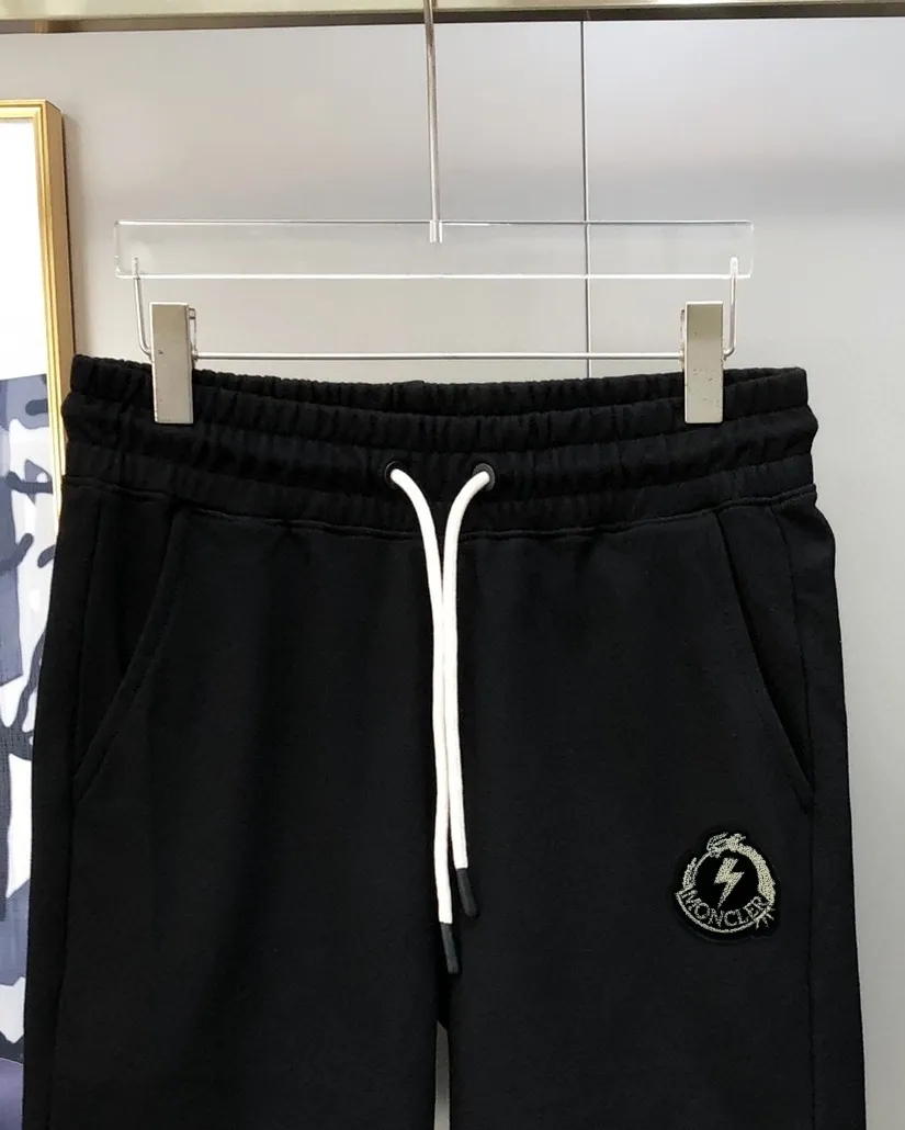 P230 Moncler SS new original men's casual shorts, the latest release on the official website of the counter ✨ High-end quality, simple, fashionable and elegant ✨ Classic logo LOGO design, customized original imported 100% cotton fabric, simple and elegant, versatile style, elegant and handsome upper body, brand new sense of sight! The details are all in place, no one is picky about the upper body, and you must pay for your own money. Size: S-XL (can wear up to 185 pounds, please state your height and weight when placing an order) Black Gray