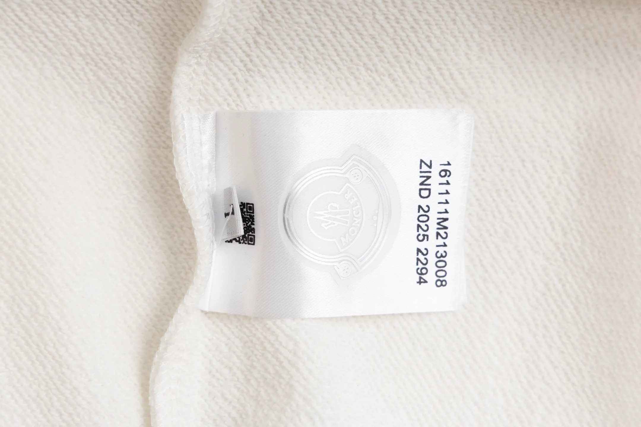 P230 Style No. B142 Meng Mouth Cursive Embroidered Letters Small Label Round Neck Sweatshirt Same style as MONCLER official website Fabric: 450g pure cotton double-ply double yarn terry Technology: imported machine thousands of needles full embroidery letters Customized pure cotton two-color striped threads are tight and non-deformable Supporting: complete three-label cardboard oil paper code sticker packaging High temperature pre-shrinking process before production will not shrink and deformation Imported machine professional plate production os version Can wear up to 200 pounds. The size is measured manually. The error of 2-3cm is normal. Color: black white size: s m l xl