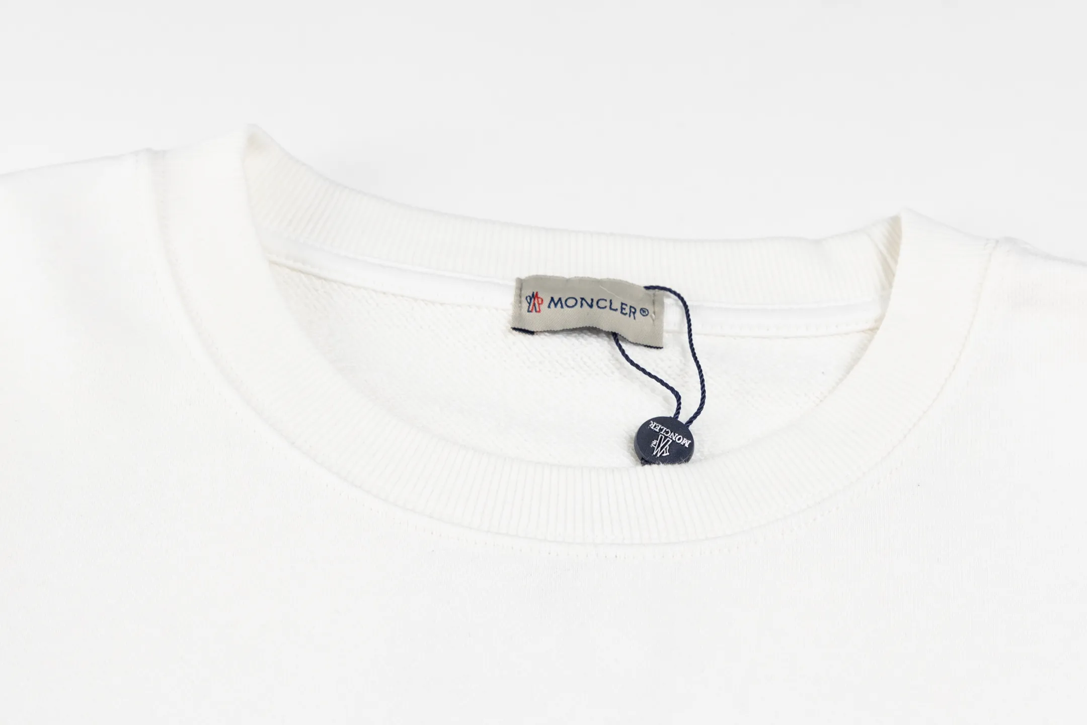 P230 Style No. B142 Meng Mouth Cursive Embroidered Letters Small Label Round Neck Sweatshirt Same style as MONCLER official website Fabric: 450g pure cotton double-ply double yarn terry Technology: imported machine thousands of needles full embroidery letters Customized pure cotton two-color striped threads are tight and non-deformable Supporting: complete three-label cardboard oil paper code sticker packaging High temperature pre-shrinking process before production will not shrink and deformation Imported machine professional plate production os version Can wear up to 200 pounds. The size is measured manually. The error of 2-3cm is normal. Color: black white size: s m l xl