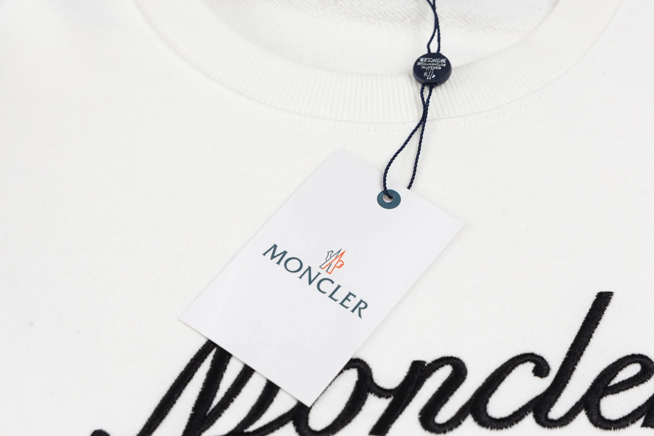 P230 Style No. B142 Meng Mouth Cursive Embroidered Letters Small Label Round Neck Sweatshirt Same style as MONCLER official website Fabric: 450g pure cotton double-ply double yarn terry Technology: imported machine thousands of needles full embroidery letters Customized pure cotton two-color striped threads are tight and non-deformable Supporting: complete three-label cardboard oil paper code sticker packaging High temperature pre-shrinking process before production will not shrink and deformation Imported machine professional plate production os version Can wear up to 200 pounds. The size is measured manually. The error of 2-3cm is normal. Color: black white size: s m l xl