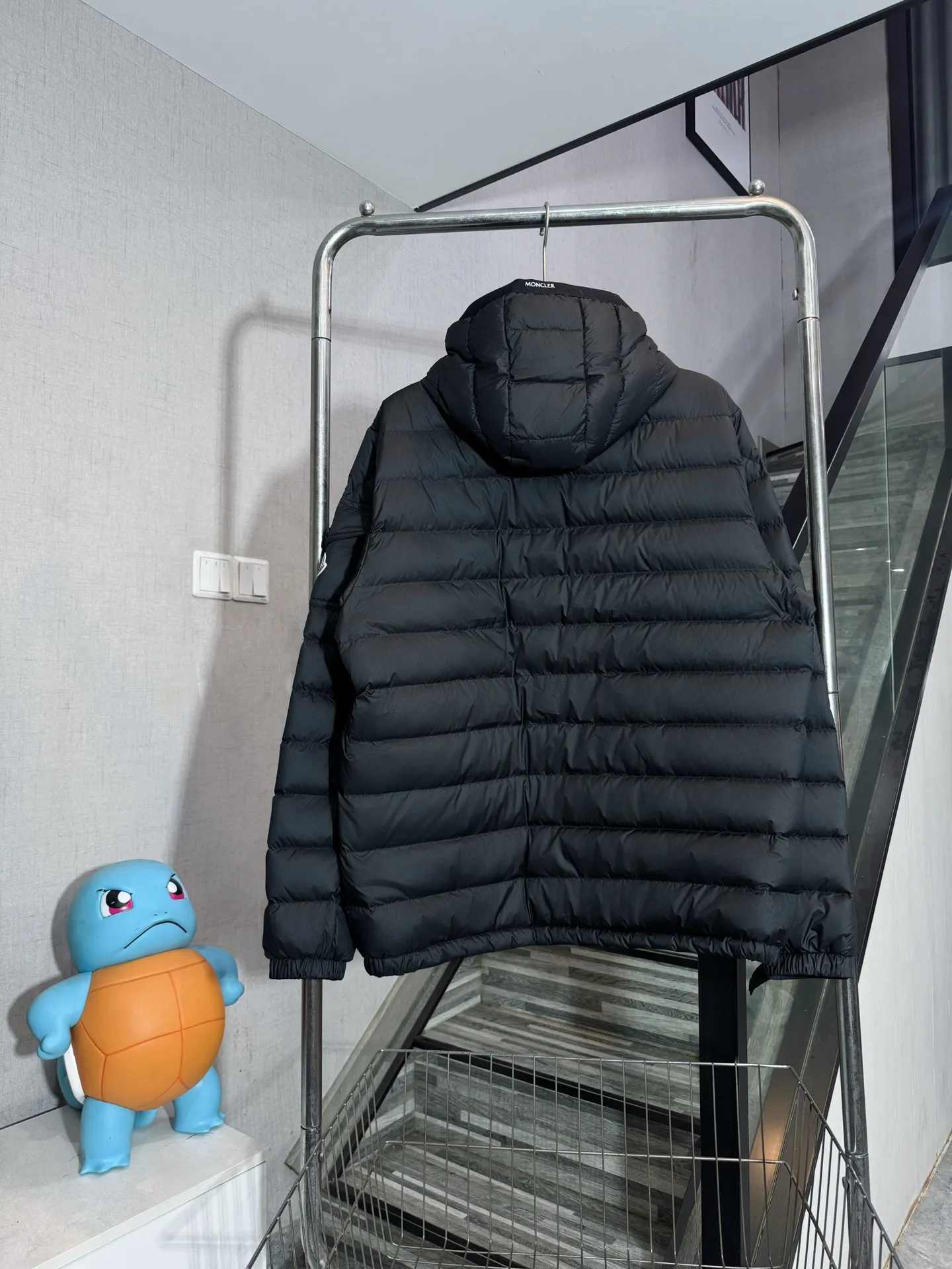 P690 Style No.: HE412 MONCLER-Mongolian ribs arm badge pocket hooded zipper down jacket The fabric is made of high-density polyester fiber windproof fabric, which feels soft and smooth. The inner filling is made of 50 white duck down, which has high fluffiness and extremely high warmth retention for the upper body. The inside of the clothes is made of three layers of anti-velvet single cloth to prevent velvet from being drilled. The clothes are made of ribbed pattern. Sub-processing, machine washable to prevent lint running, pocket design on the arms + original masked badges and small labels sewn on the arms to highlight the characteristics of the clothes, custom-made original small letter hardware sliders, and arm letter printing. The overall workmanship is complicated, so you can buy it with confidence. It is made by a big factory and has the original original label.  Color: Black Size: S M L XL XXL