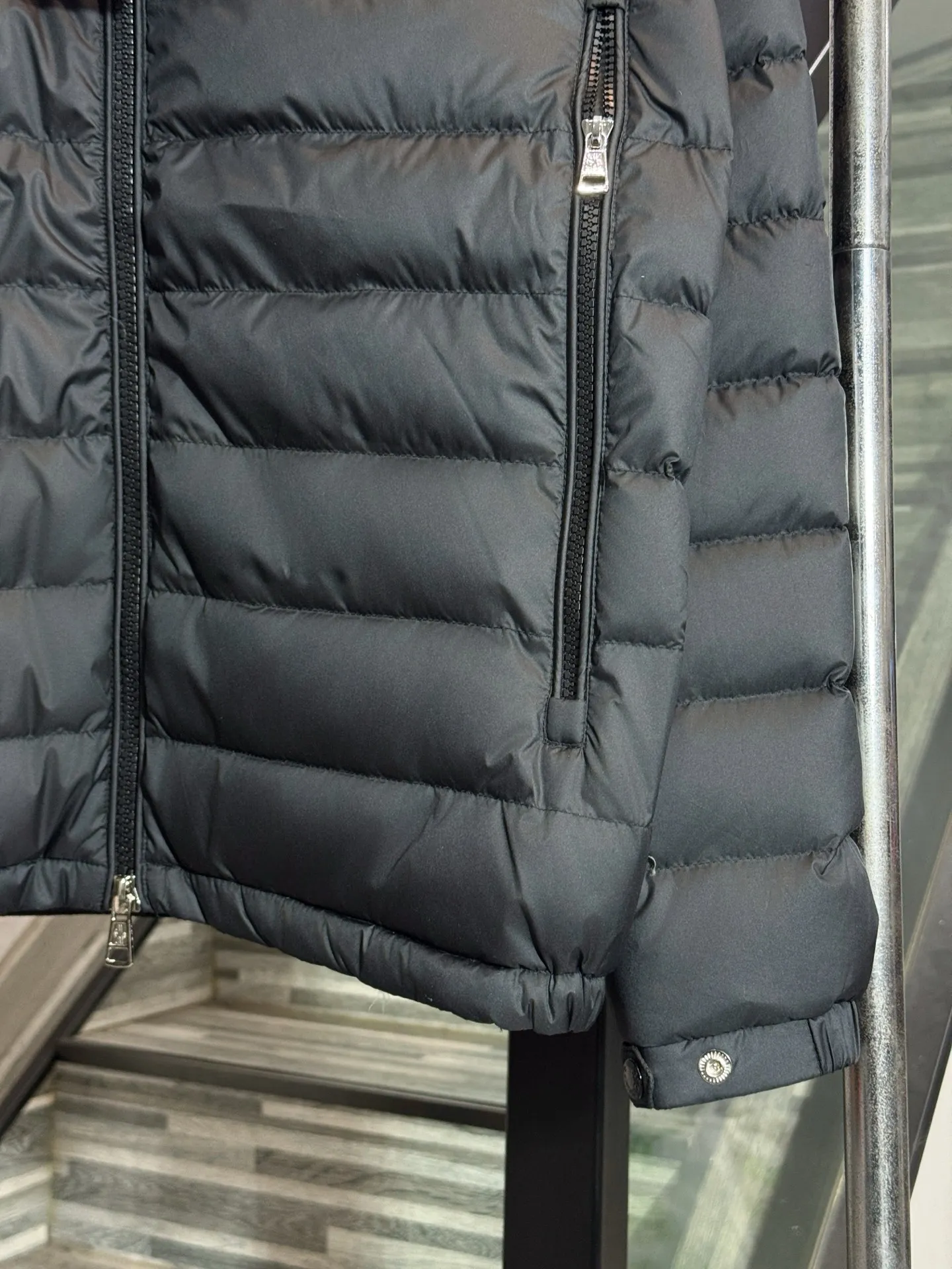 P690 Style No.: HE412 MONCLER-Mongolian ribs arm badge pocket hooded zipper down jacket The fabric is made of high-density polyester fiber windproof fabric, which feels soft and smooth. The inner filling is made of 50 white duck down, which has high fluffiness and extremely high warmth retention for the upper body. The inside of the clothes is made of three layers of anti-velvet single cloth to prevent velvet from being drilled. The clothes are made of ribbed pattern. Sub-processing, machine washable to prevent lint running, pocket design on the arms + original masked badges and small labels sewn on the arms to highlight the characteristics of the clothes, custom-made original small letter hardware sliders, and arm letter printing. The overall workmanship is complicated, so you can buy it with confidence. It is made by a big factory and has the original original label.  Color: Black Size: S M L XL XXL