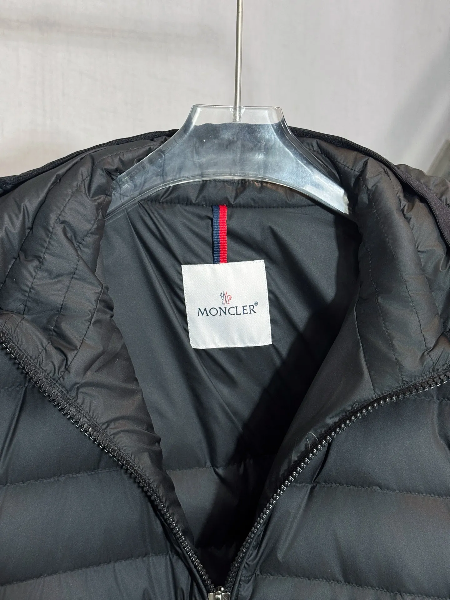 P690 Style No.: HE412 MONCLER-Mongolian ribs arm badge pocket hooded zipper down jacket The fabric is made of high-density polyester fiber windproof fabric, which feels soft and smooth. The inner filling is made of 50 white duck down, which has high fluffiness and extremely high warmth retention for the upper body. The inside of the clothes is made of three layers of anti-velvet single cloth to prevent velvet from being drilled. The clothes are made of ribbed pattern. Sub-processing, machine washable to prevent lint running, pocket design on the arms + original masked badges and small labels sewn on the arms to highlight the characteristics of the clothes, custom-made original small letter hardware sliders, and arm letter printing. The overall workmanship is complicated, so you can buy it with confidence. It is made by a big factory and has the original original label.  Color: Black Size: S M L XL XXL