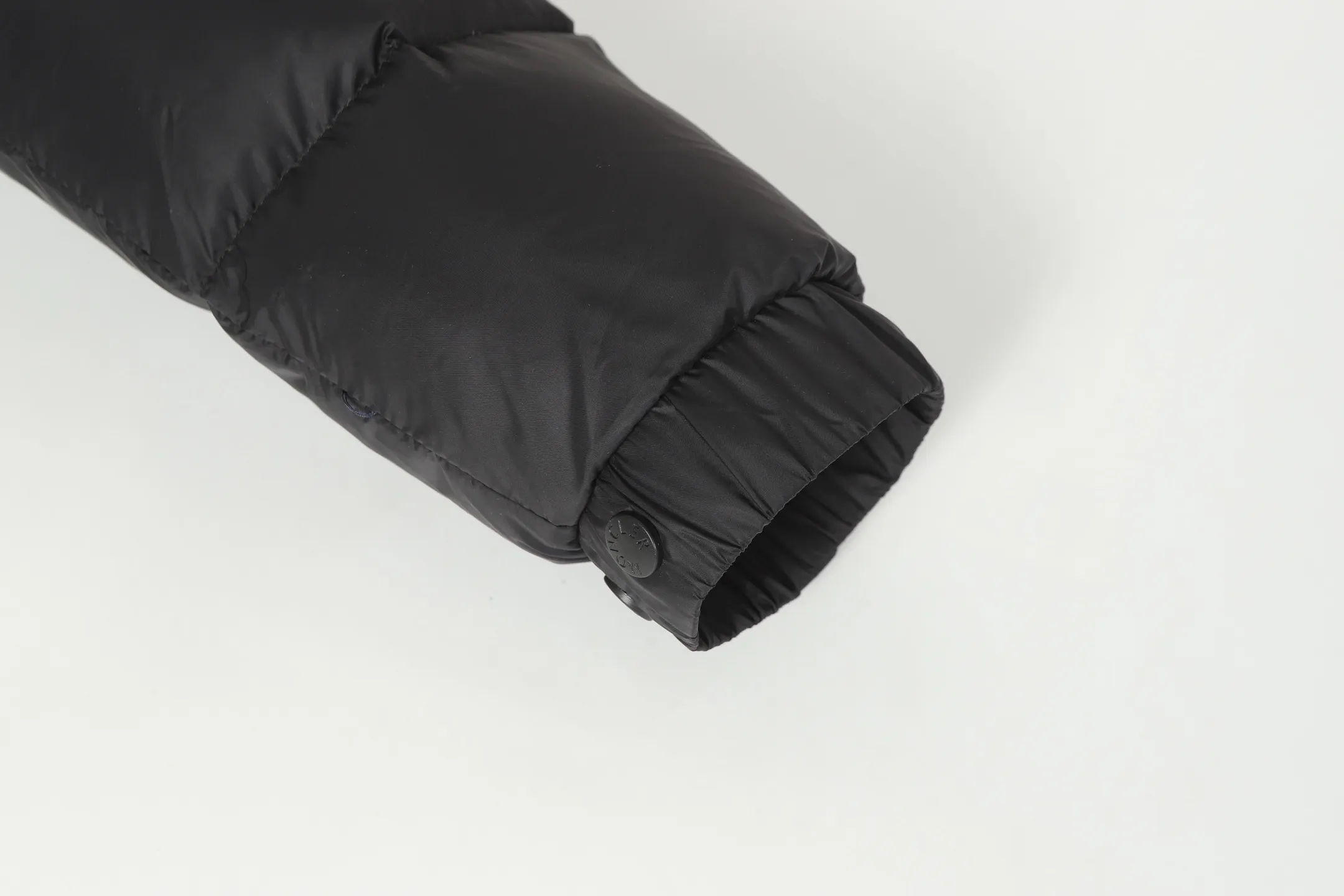 P860 MONCLER/Mask 1952 Green Fat Man Long-sleeved Down Jacket Muzzled DERVOX limited color matching 1952 co-branded men's goose down stand-up collar thickened buns can be made into couple models 95% European standard gooseneck down filling. Extremely full filling. 700+ fill power. The tag barcode model number corresponds to the official website. The tag has built-in NFC electronic induction anti-counterfeiting) Dervox down is made of lightweight nylon Made of laqué fabric, it's comfortable and warm without being bulky. This short style features an internal shoulder strap that can be carried as a carry when the weather heats up, making it ideal for urban or alpine wear. Made in pop tones, it's finished with a bold logo patch. Details Made of lightweight nvlon laqué fabric Color: Black Blue/Black Green/Coffee Blue Size: 1/2/3/4/5