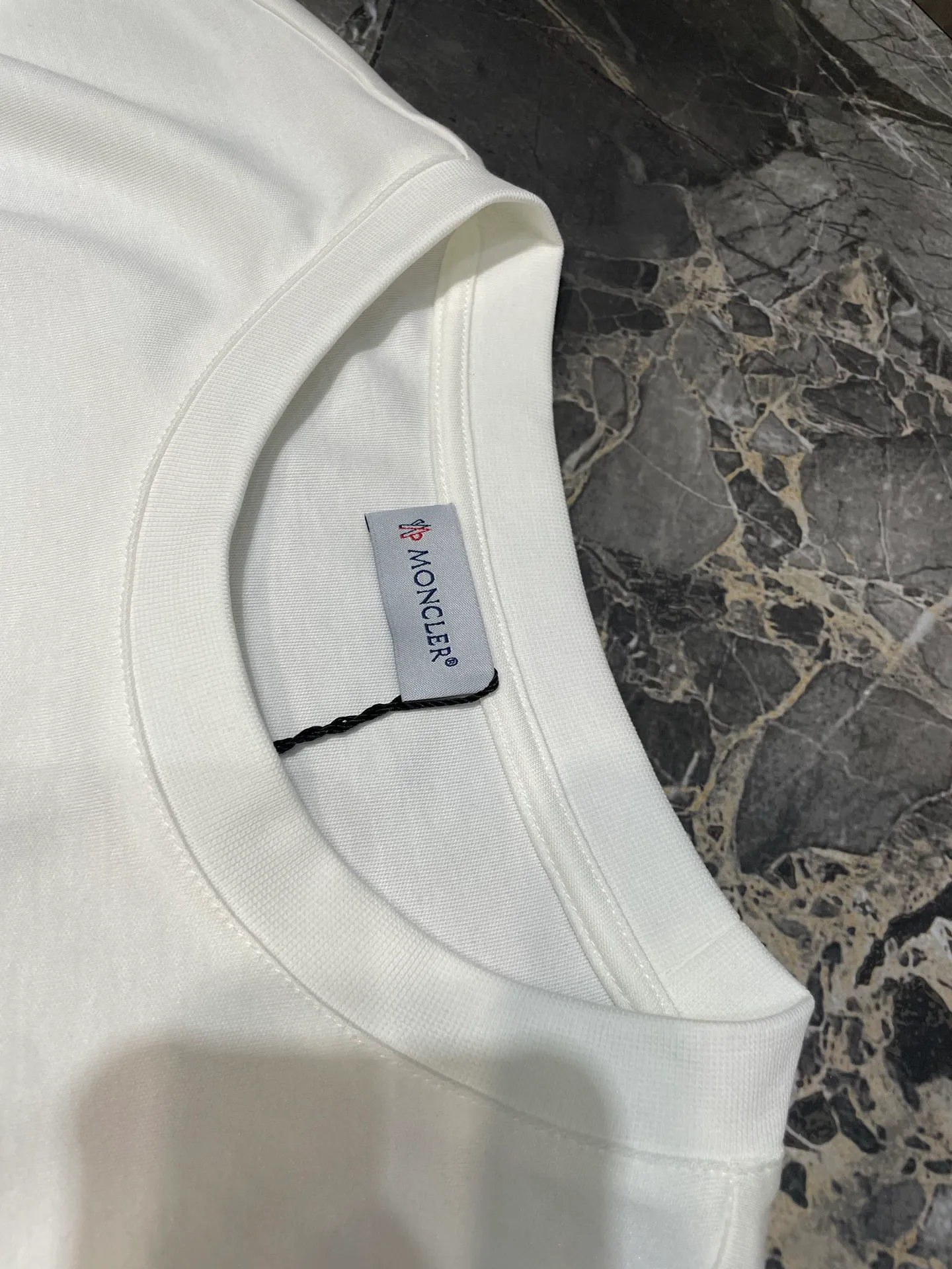 P320 Moncler 🌟 25ss new autumn and winter embroidered round neck bottoming long-sleeved T-shirt. The front chest is decorated with brand logo embroidery design. The left sleeve is decorated with felt embroidery classic logo. The cuffs are designed with high-end threads. It is a basic men's item and injects new ideas into men's wardrobe. Made of 100% long-staple cotton➕imported Lenzing Modal blended fabric. The fabric has a high-end texture, is soft and silky, has excellent elasticity, is anti-wrinkle and anti-yellowing, and will not be easily deformed after long-term wear and washing. Black, white, blue size: s-xxxl