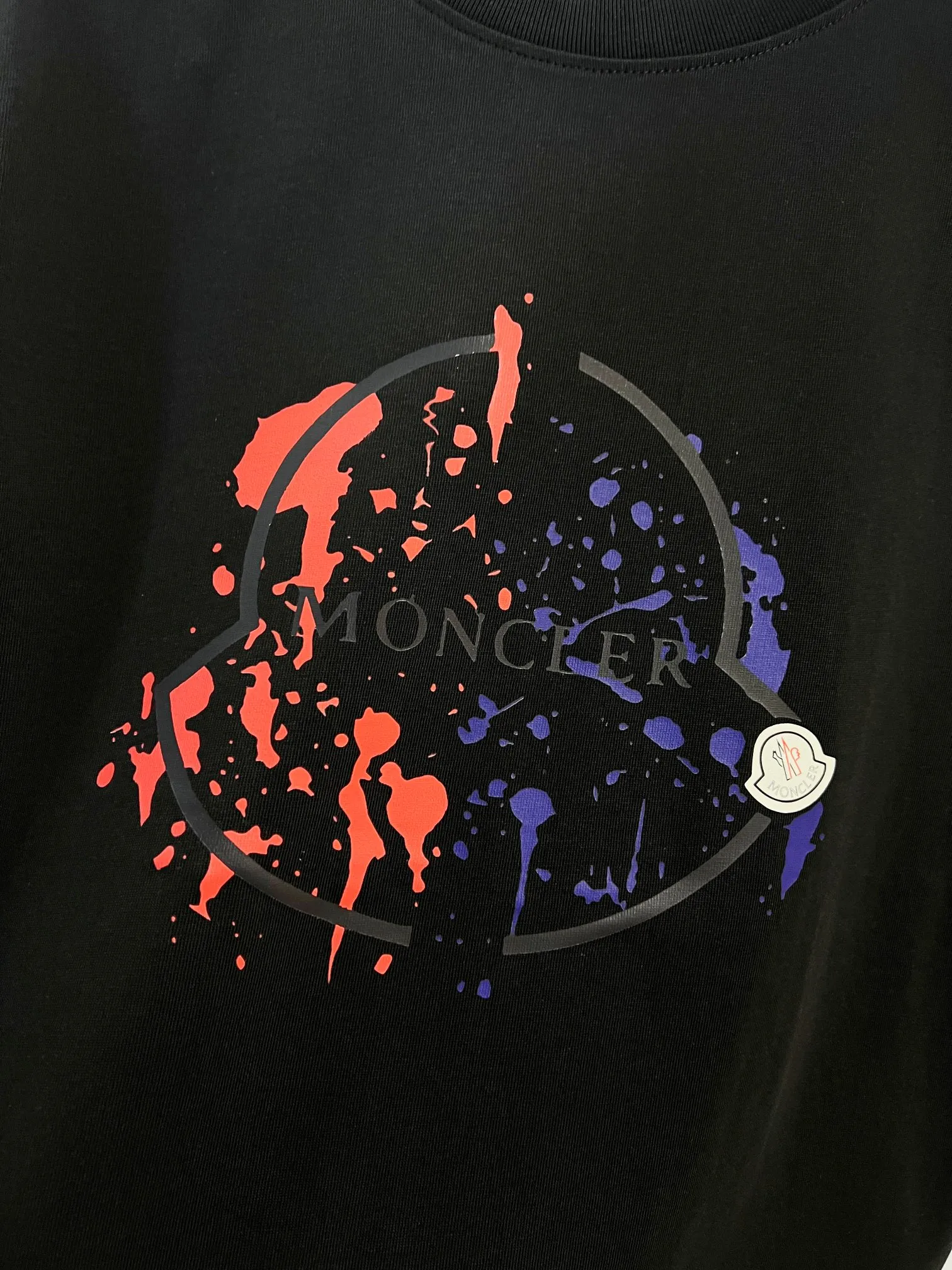P150 MONCLER/Muzzled 300g pure cotton round neck short-sleeved T-shirt. Brand classic. Color-blocking graffiti letters LOGO embossing process. 2025ss official synchronization. High version. High quality. Fashionable personality. Versatile trend. Pure original quality. Original fabric. Tag. Collar label. Washed wheat. Complete three standards. Color: Black. White. Size: S M L XL XXL