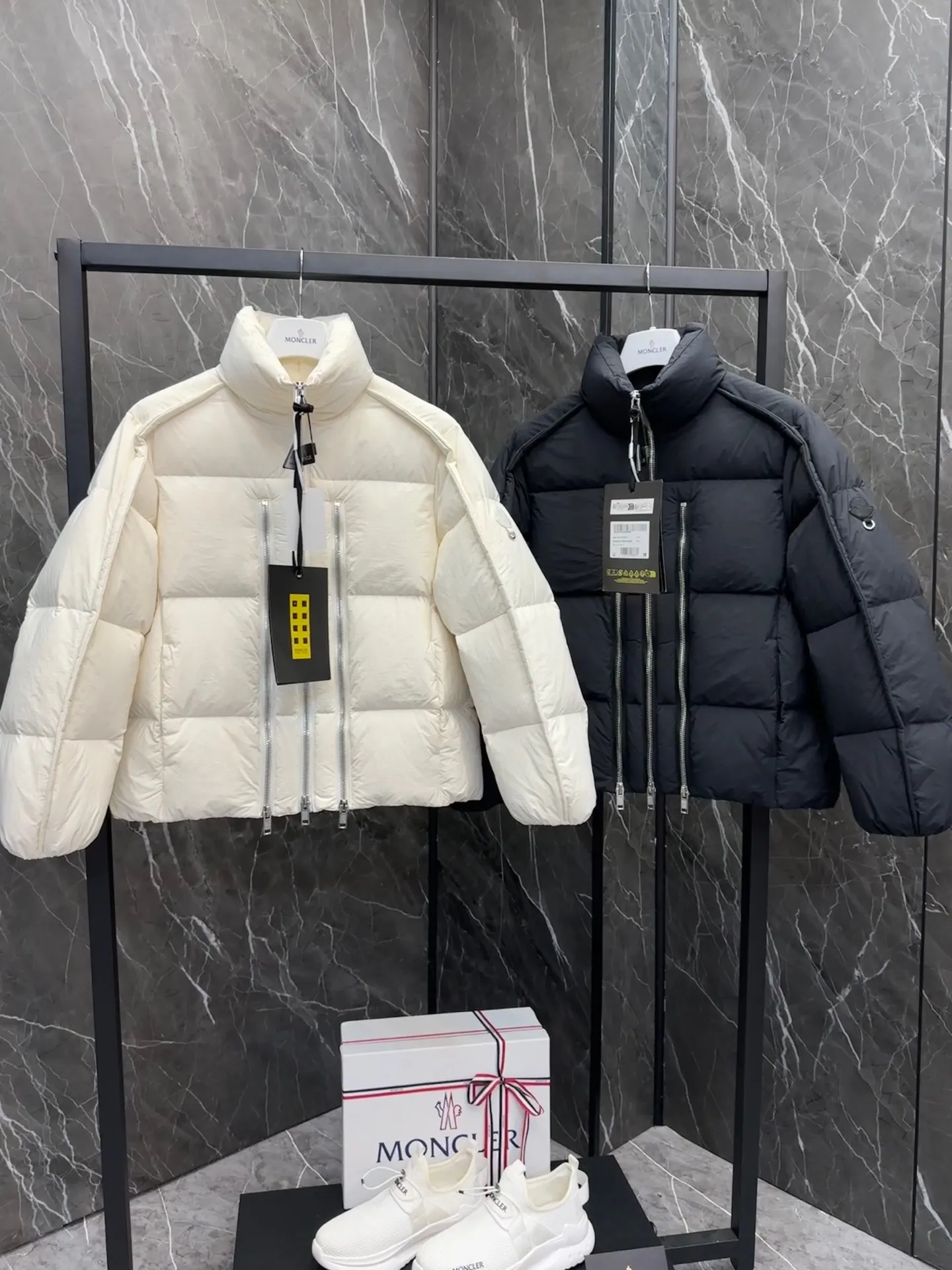 P1100 MONCLER GENIUS (Sky City show model) Moncler x Willow Smith YAEL short women's down jacket. Two-color real shot display
