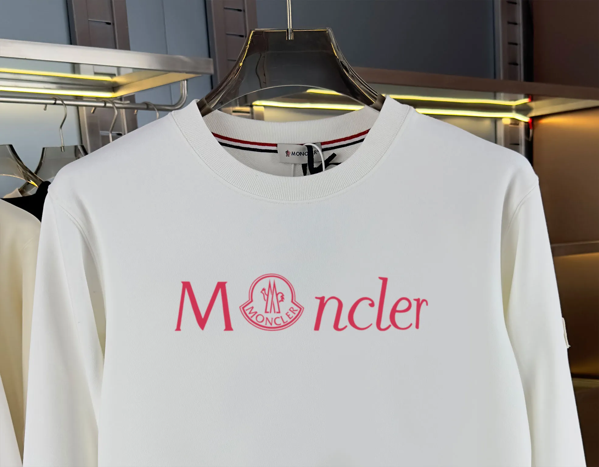 P210 high version sweatshirt) 📦With exclusive picture packaging📦 [Long-term ready stock] Upgraded version "Mobile phone smart sensor ~ NFC chip armband ~ Direct access to the official website anti-counterfeiting" 〖 𝐌𝐎𝐍𝐂𝐋𝐄𝐑 ~ Mouth covering〗 2025 new high quality, using 450g heavyweight fabric Different from the market currency, you can mix and match everything at will and you will be handsome😎The whole clothes is made of double waistcoats. The double waistcoats make the whole dress more three-dimensional. It is not an ordinary factory that can do such fine work. 2025 autumn and winter new style, on sale at the counter, exquisite printed round neck terry sweatshirt. High-end double-ply cotton. Customized stretch ribs are dyed in the same vat. Three standards are complete. It is matched with digital printing patterns and is very breathable. Same style for men and women. Color: black, white, apricot. Size: S M L XL 2XL