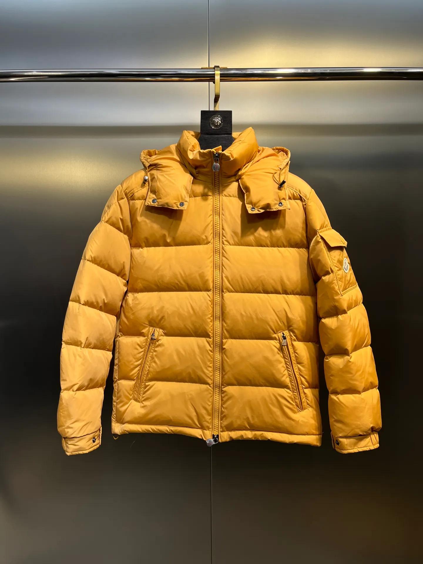 P820 ​​Moncler 🌟Mouth Mouth New Autumn and Winter Matte Classic Maya! Official website synchronized 🈶sale! Yuhuang's century-old evergreen series of products! The latest product from Mayan culture! 90 down filling, the fullness of the down can be seen with the naked eye. Disassembled, the fabric is soft and textured. It continues to be a hot seller, and the upper body is lighter and more comfortable. Color: black green yellow size: 12345