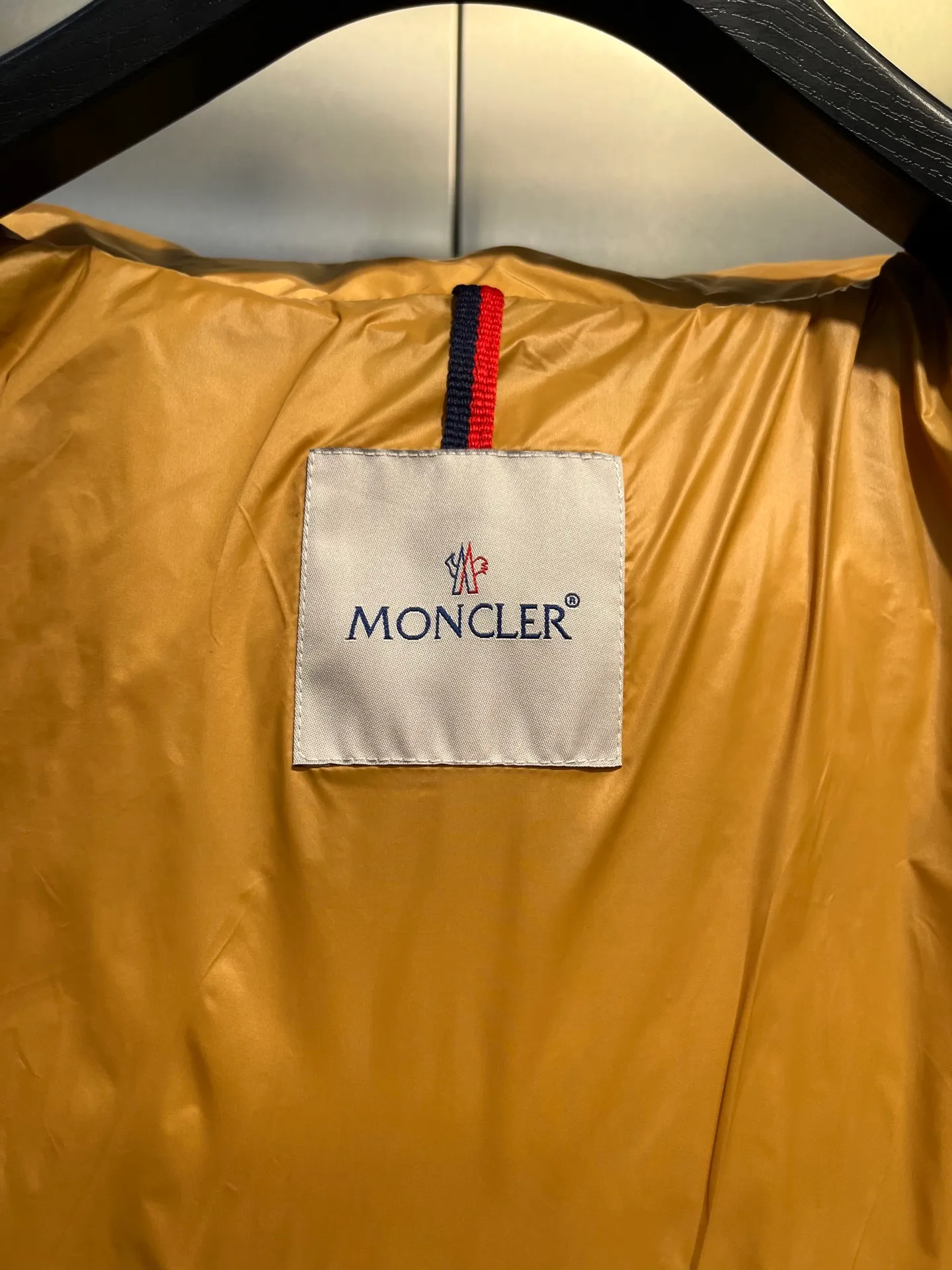 P820 ​​Moncler 🌟Mouth Mouth New Autumn and Winter Matte Classic Maya! Official website synchronized 🈶sale! Yuhuang's century-old evergreen series of products! The latest product from Mayan culture! 90 down filling, the fullness of the down can be seen with the naked eye. Disassembled, the fabric is soft and textured. It continues to be a hot seller, and the upper body is lighter and more comfortable. Color: black green yellow size: 12345