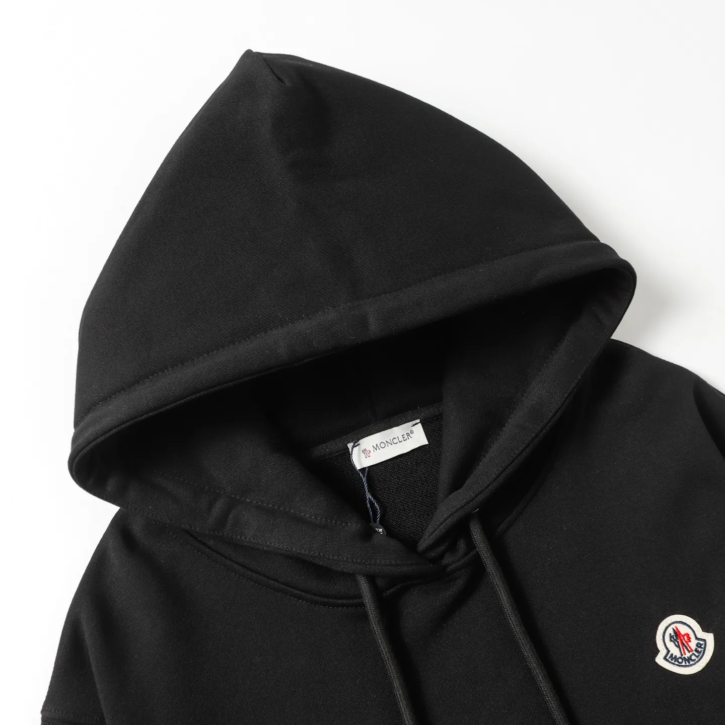 P228 Style number: 851 〈MONCLER〉Basic hooded sweatshirt for Mongolian mouth. The price of Mongolian sweatshirt is actually quite advantageous. Those who have been to the counters should know that the price of Mongolian hooded sweatshirt is not much cheaper than that of Gucci Burberry. It is just relatively low-key and unwilling to hype. It is a picture that you want to buy or not. The aloof existence... ✅Original custom-made with logo eyelets and hood ✅460g 100% cotton wool-eating fabric OS version is too big ✅Matched with the original high-weight double yarn thread ✅Correct three-needle and five-thread craftsmanship Chain edge Color: Black White Royal Blue Sky Blue Size S M L