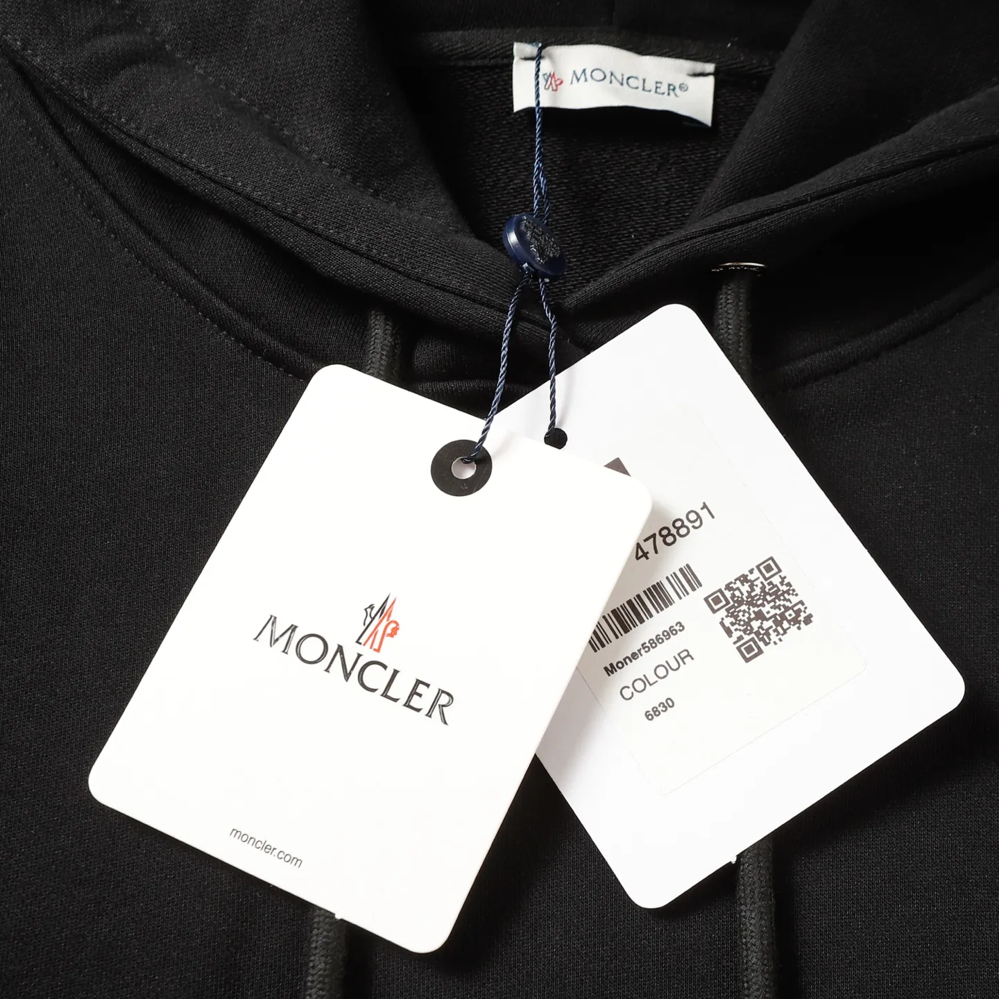 P228 Style number: 851 〈MONCLER〉Basic hooded sweatshirt for Mongolian mouth. The price of Mongolian sweatshirt is actually quite advantageous. Those who have been to the counters should know that the price of Mongolian hooded sweatshirt is not much cheaper than that of Gucci Burberry. It is just relatively low-key and unwilling to hype. It is a picture that you want to buy or not. The aloof existence... ✅Original custom-made with logo eyelets and hood ✅460g 100% cotton wool-eating fabric OS version is too big ✅Matched with the original high-weight double yarn thread ✅Correct three-needle and five-thread craftsmanship Chain edge Color: Black White Royal Blue Sky Blue Size S M L