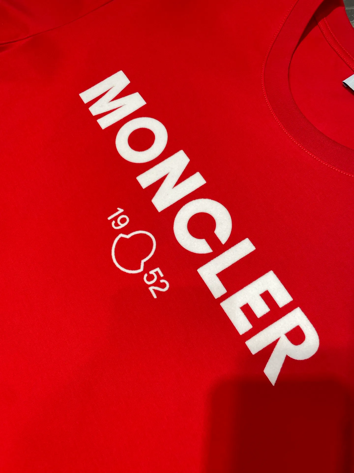P290 moncler 🌟【Top original order】2025 spring and summer new letter flocked printed short-sleeved T-shirt; customized 80-count double-strand mercerized long-staple cotton fabric, comfortable, soft and delicate! The lower side of the row of letters on the chest is a flocking print design with a duck hollow design, and the cuffs are designed with a wool duck badge badge design, all three standards are complete!  size：s-xxxl