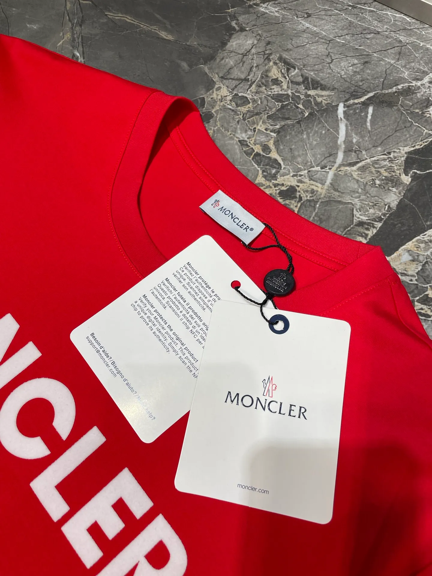 P290 moncler 🌟【Top original order】2025 spring and summer new letter flocked printed short-sleeved T-shirt; customized 80-count double-strand mercerized long-staple cotton fabric, comfortable, soft and delicate! The lower side of the row of letters on the chest is a flocking print design with a duck hollow design, and the cuffs are designed with a wool duck badge badge design, all three standards are complete!  size：s-xxxl