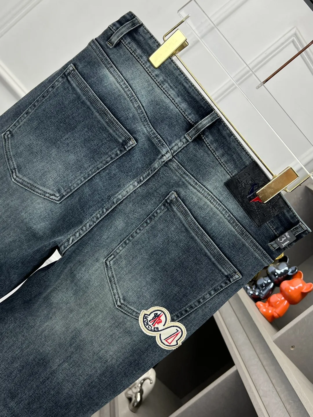 P360 Moncler 🔥🔥🔥The hot new product in autumn and winter, available at counters. The best jeans in physical stores🐂Original 1:1 goods at counters, suitable for all ages. The highest version of European imported fabrics on the market. Comfortable, soft and skin-friendly, the upper body effect is super fashionable and versatile, straight and stylish, a wardrobe must-have! Suitable for any occasion Size: 29-42