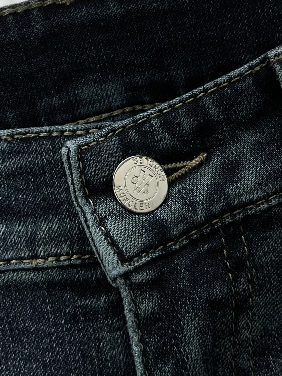 P360 Moncler 🔥🔥🔥The hot new product in autumn and winter, available at counters. The best jeans in physical stores🐂Original 1:1 goods at counters, suitable for all ages. The highest version of European imported fabrics on the market. Comfortable, soft and skin-friendly, the upper body effect is super fashionable and versatile, straight and stylish, a wardrobe must-have! Suitable for any occasion Size: 29-42