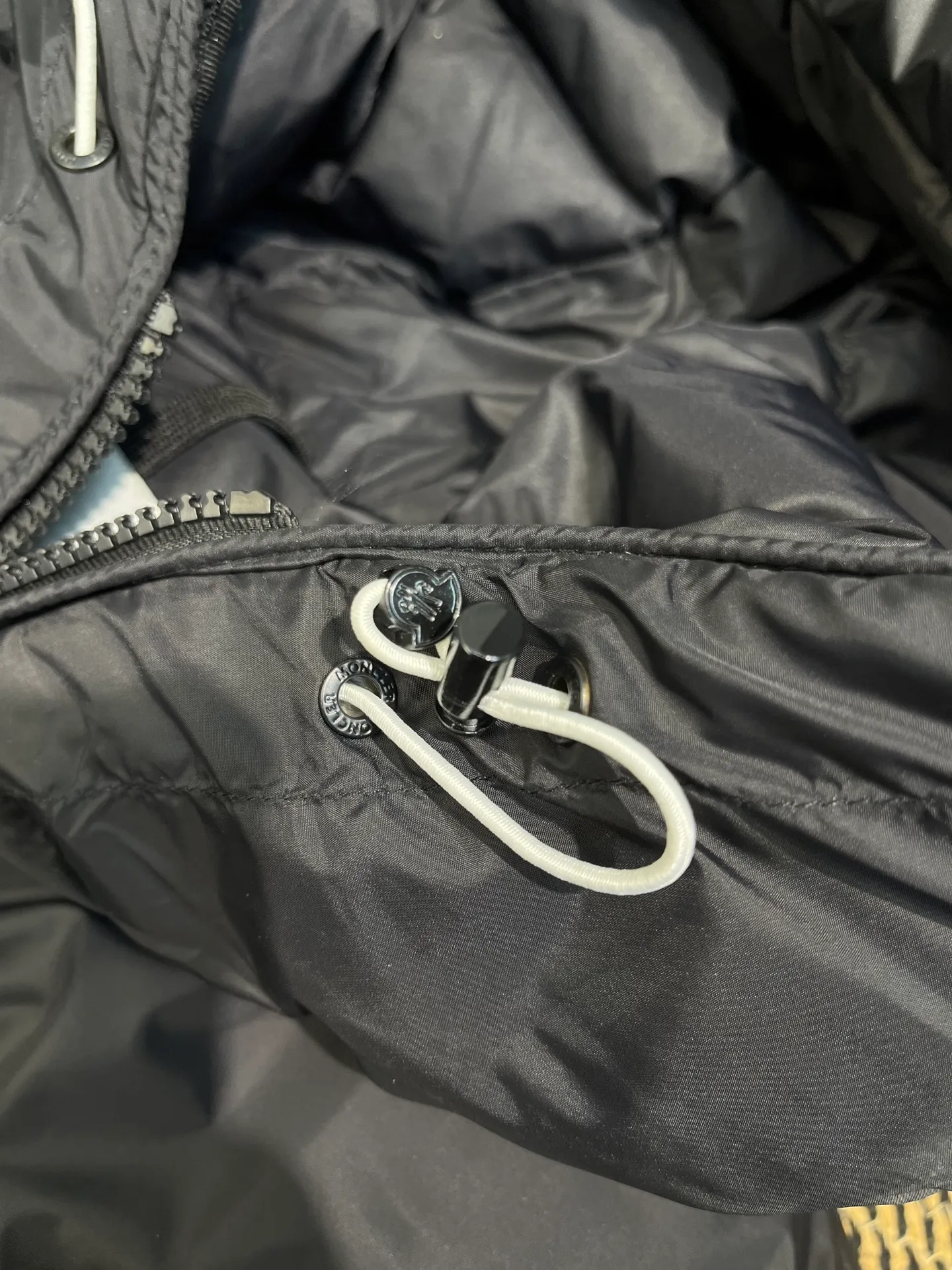 P780 moncler 🌟Large webbing embroidered letters down jacket, upgraded logo with induction anti-counterfeiting, the latest NFC anti-counterfeiting technology, the same style, filled with 90 white duck down fluffy and full, customer-supplied fabrics, original hardware molding, placket with large letters embroidered webbing binding, same style for men and women. Color code number: 1 2 3 4 5