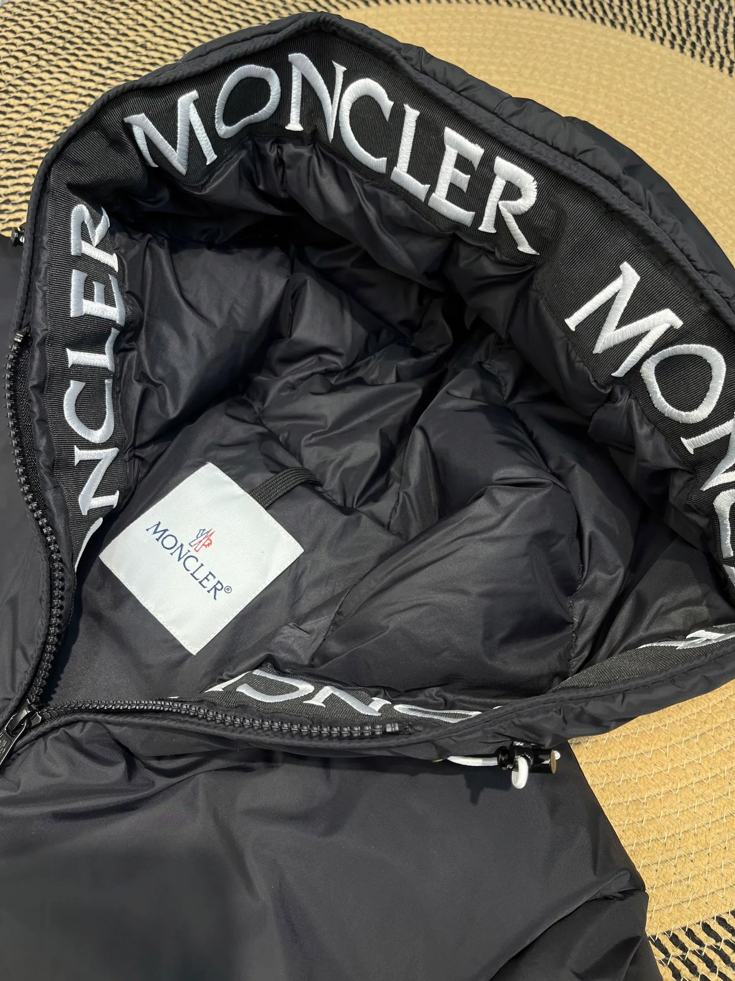 P780 moncler 🌟Large webbing embroidered letters down jacket, upgraded logo with induction anti-counterfeiting, the latest NFC anti-counterfeiting technology, the same style, filled with 90 white duck down fluffy and full, customer-supplied fabrics, original hardware molding, placket with large letters embroidered webbing binding, same style for men and women. Color code number: 1 2 3 4 5