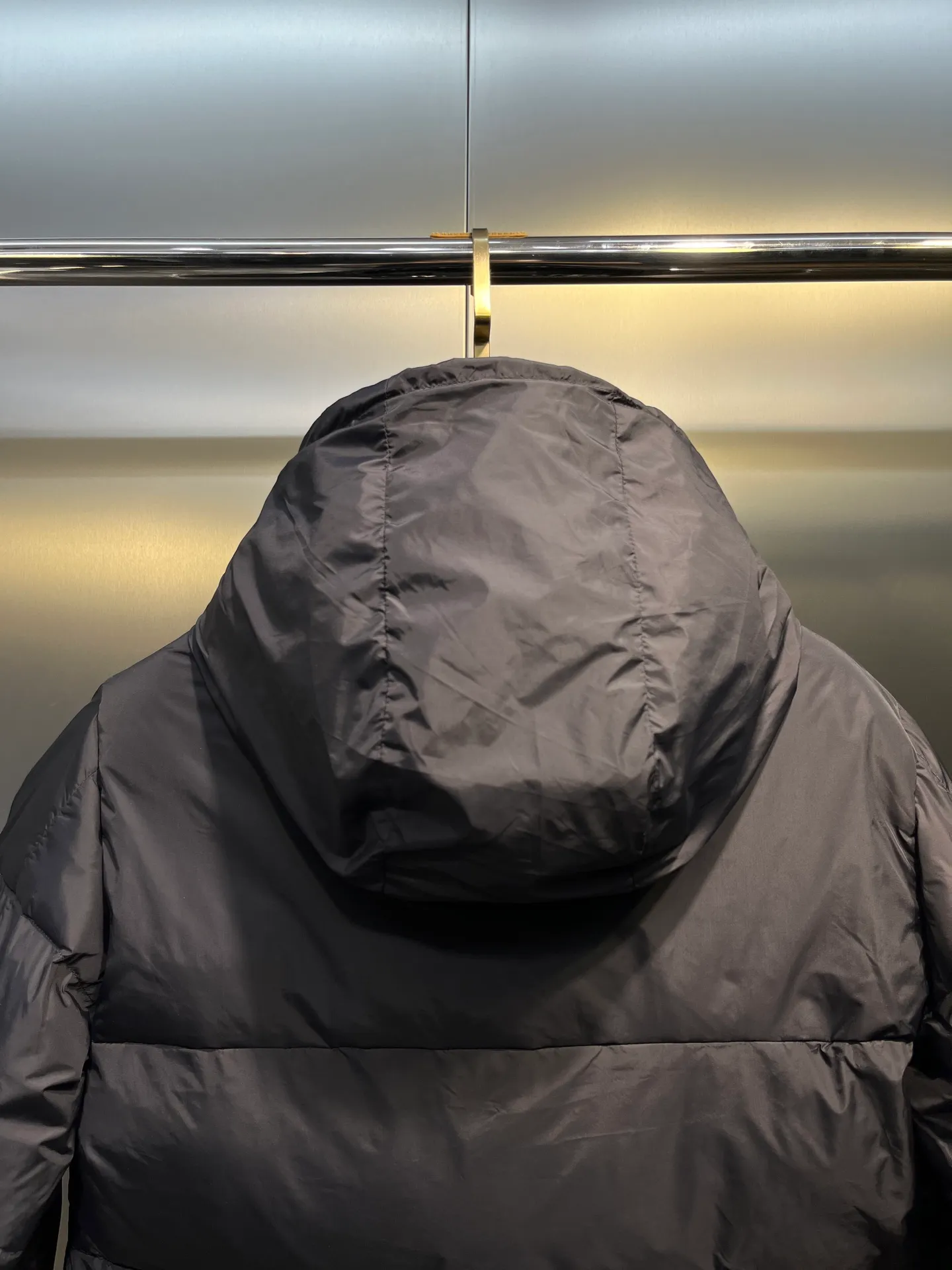 P780 moncler 🌟Large webbing embroidered letters down jacket, upgraded logo with induction anti-counterfeiting, the latest NFC anti-counterfeiting technology, the same style, filled with 90 white duck down fluffy and full, customer-supplied fabrics, original hardware molding, placket with large letters embroidered webbing binding, same style for men and women. Color code number: 1 2 3 4 5