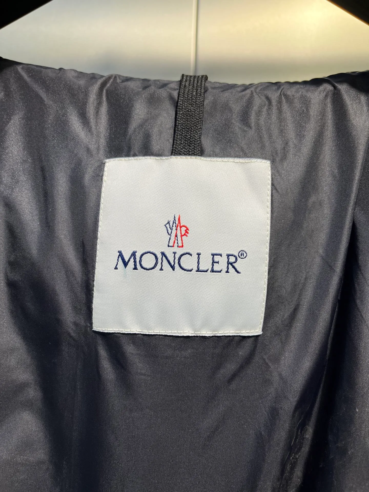 P780 moncler 🌟Large webbing embroidered letters down jacket, upgraded logo with induction anti-counterfeiting, the latest NFC anti-counterfeiting technology, the same style, filled with 90 white duck down fluffy and full, customer-supplied fabrics, original hardware molding, placket with large letters embroidered webbing binding, same style for men and women. Color code number: 1 2 3 4 5