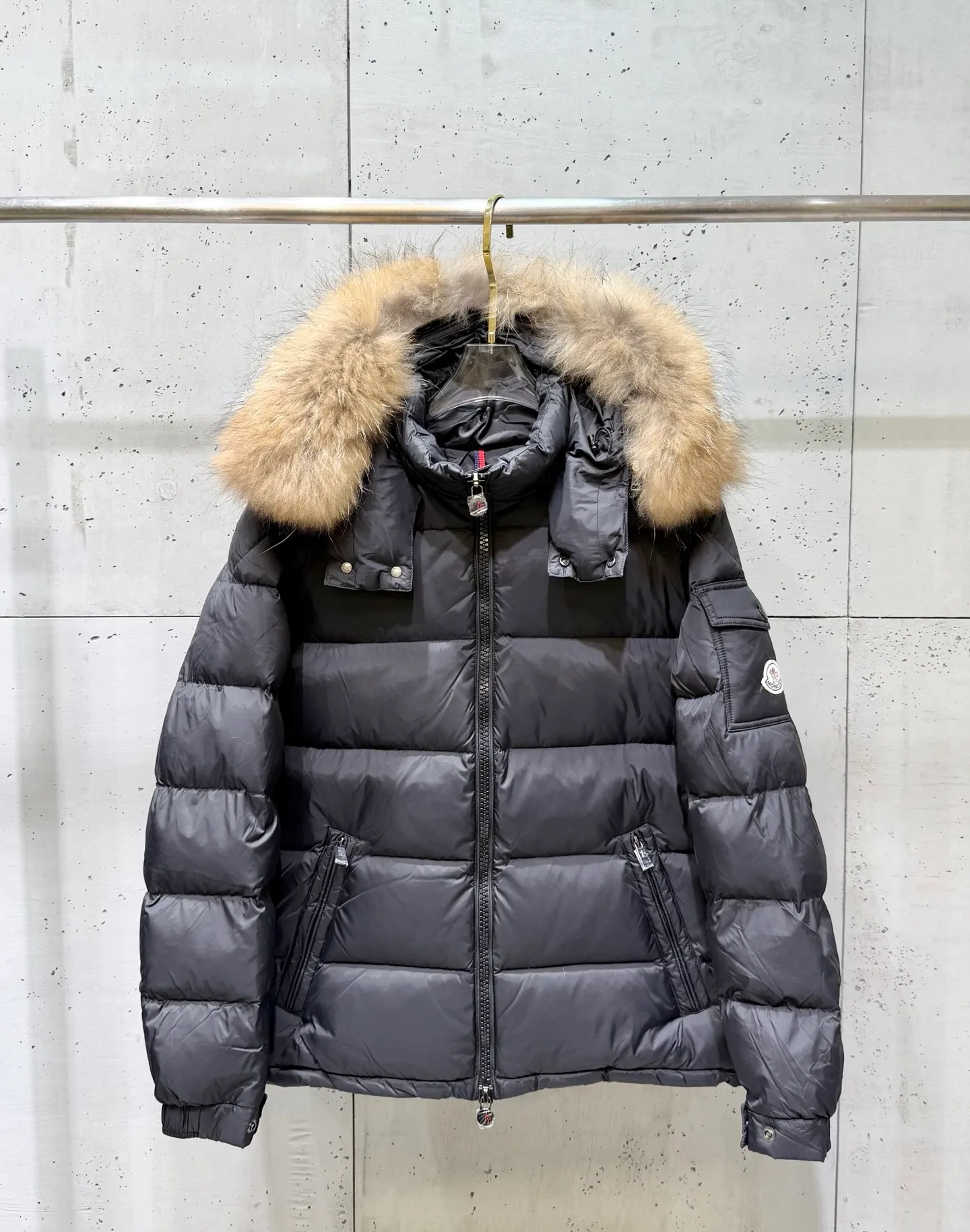 P1040 Men's Moncler Mayaf short men's down jacket. The hood is removable and the fur collar is removable. Based on Maya, a removable fur collar is added. The Mayaf men's hooded down jacket is made of functional nylon fabric, and the hood is equipped with removable synthetic material trim. The Mayaf short down jacket is a reinterpretation of the classic Moncler Maya style in an instantly recognizable silhouette, with a removable hood and adjustable hem. Made from functional fabric with removable synthetic trim on the hood. The sleeves are embellished with classic patch pockets, reflecting the brand's signature style. Details •Made from functional fabric •Technical fabric lining •Down-filled •Snap-stud collar •Detachable hood with removable synthetic trim •Zip closure •Zip pockets •Patch pockets with press-stud •Adjustable elastic cuffs •Adjustable drawstring hem Size : 1-5