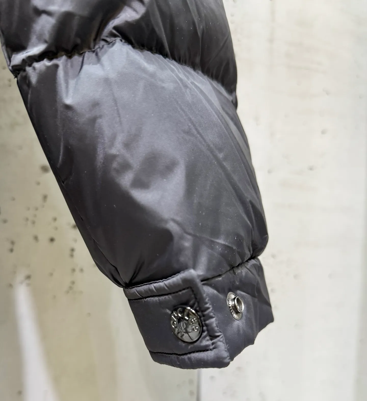 P1040 Men's Moncler Mayaf short men's down jacket. The hood is removable and the fur collar is removable. Based on Maya, a removable fur collar is added. The Mayaf men's hooded down jacket is made of functional nylon fabric, and the hood is equipped with removable synthetic material trim. The Mayaf short down jacket is a reinterpretation of the classic Moncler Maya style in an instantly recognizable silhouette, with a removable hood and adjustable hem. Made from functional fabric with removable synthetic trim on the hood. The sleeves are embellished with classic patch pockets, reflecting the brand's signature style. Details •Made from functional fabric •Technical fabric lining •Down-filled •Snap-stud collar •Detachable hood with removable synthetic trim •Zip closure •Zip pockets •Patch pockets with press-stud •Adjustable elastic cuffs •Adjustable drawstring hem Size : 1-5