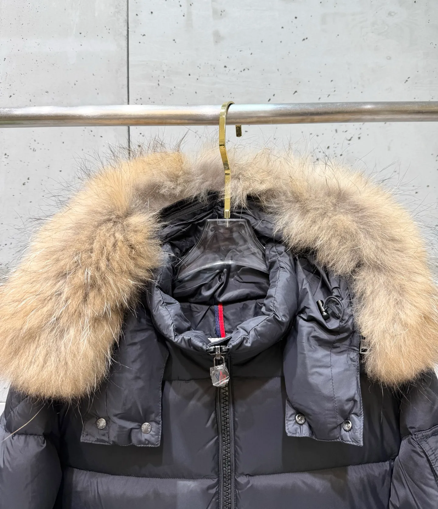P1040 Men's Moncler Mayaf short men's down jacket. The hood is removable and the fur collar is removable. Based on Maya, a removable fur collar is added. The Mayaf men's hooded down jacket is made of functional nylon fabric, and the hood is equipped with removable synthetic material trim. The Mayaf short down jacket is a reinterpretation of the classic Moncler Maya style in an instantly recognizable silhouette, with a removable hood and adjustable hem. Made from functional fabric with removable synthetic trim on the hood. The sleeves are embellished with classic patch pockets, reflecting the brand's signature style. Details •Made from functional fabric •Technical fabric lining •Down-filled •Snap-stud collar •Detachable hood with removable synthetic trim •Zip closure •Zip pockets •Patch pockets with press-stud •Adjustable elastic cuffs •Adjustable drawstring hem Size : 1-5