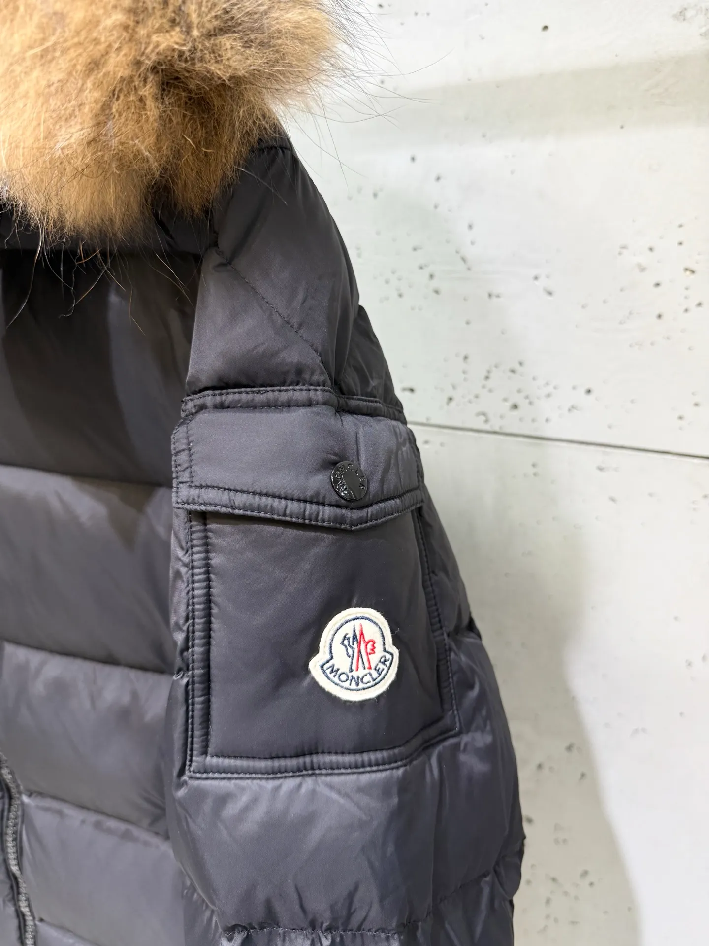 P1040 Men's Moncler Mayaf short men's down jacket. The hood is removable and the fur collar is removable. Based on Maya, a removable fur collar is added. The Mayaf men's hooded down jacket is made of functional nylon fabric, and the hood is equipped with removable synthetic material trim. The Mayaf short down jacket is a reinterpretation of the classic Moncler Maya style in an instantly recognizable silhouette, with a removable hood and adjustable hem. Made from functional fabric with removable synthetic trim on the hood. The sleeves are embellished with classic patch pockets, reflecting the brand's signature style. Details •Made from functional fabric •Technical fabric lining •Down-filled •Snap-stud collar •Detachable hood with removable synthetic trim •Zip closure •Zip pockets •Patch pockets with press-stud •Adjustable elastic cuffs •Adjustable drawstring hem Size : 1-5