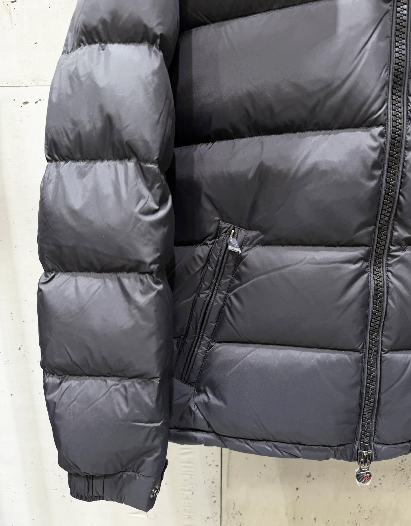 P1040 Men's Moncler Mayaf short men's down jacket. The hood is removable and the fur collar is removable. Based on Maya, a removable fur collar is added. The Mayaf men's hooded down jacket is made of functional nylon fabric, and the hood is equipped with removable synthetic material trim. The Mayaf short down jacket is a reinterpretation of the classic Moncler Maya style in an instantly recognizable silhouette, with a removable hood and adjustable hem. Made from functional fabric with removable synthetic trim on the hood. The sleeves are embellished with classic patch pockets, reflecting the brand's signature style. Details •Made from functional fabric •Technical fabric lining •Down-filled •Snap-stud collar •Detachable hood with removable synthetic trim •Zip closure •Zip pockets •Patch pockets with press-stud •Adjustable elastic cuffs •Adjustable drawstring hem Size : 1-5