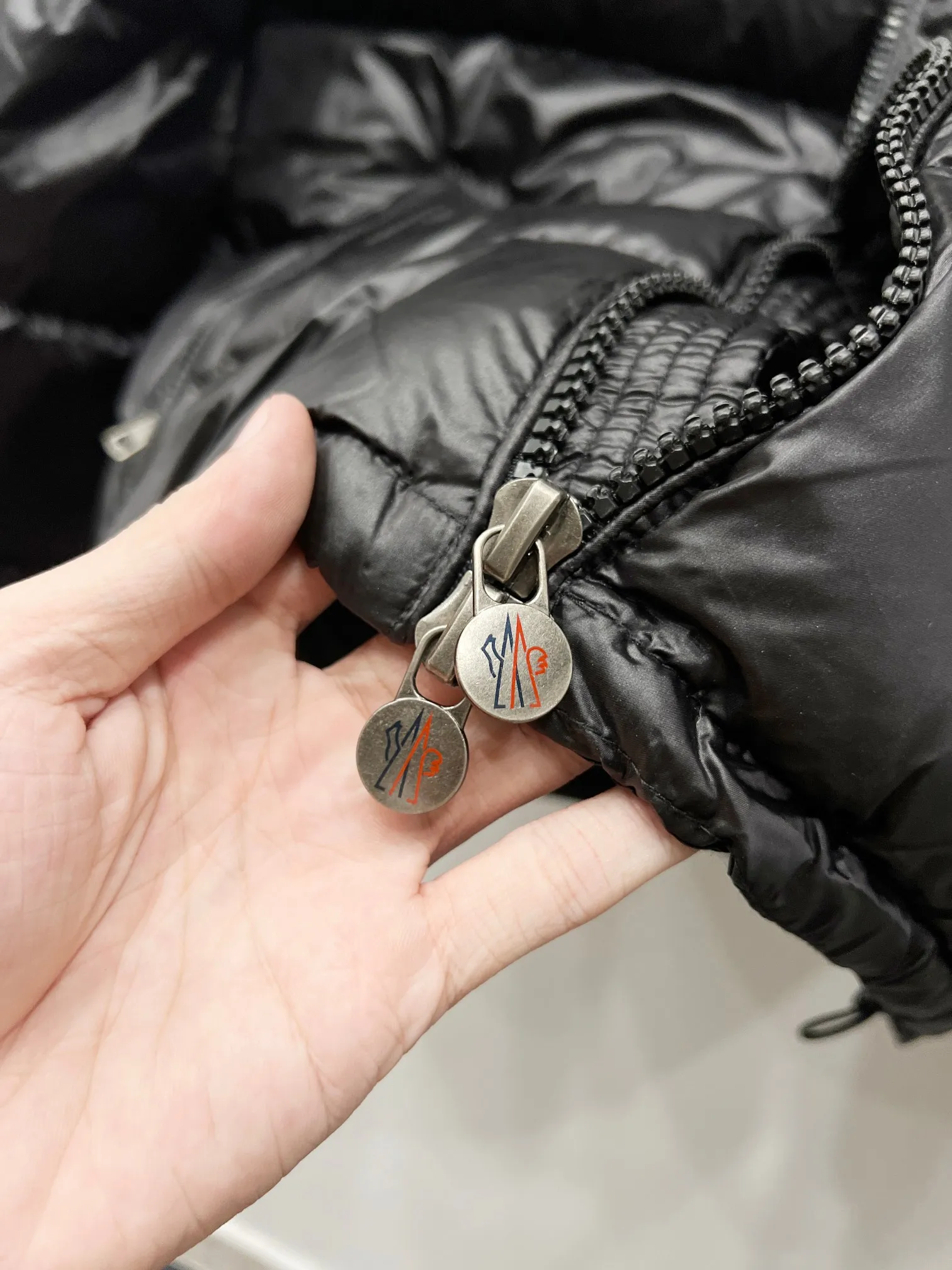 P490 Style No.: (B016) Moncler & Moncler Original 1:1 customized hardware accessories are all imported and original customization. Welcome to compare at the counter. Absolutely high quality. Made of top-grade 90 white duck down. Super soft and fluffy. Super heavy-duty. Fabrics with excellent workmanship and perfect shape. Note⚠The fabric is super comfortable for both men and women (first time making a down jacket this year. The running price is very cost-effective and breaks the ceiling) [Top-grade fabric + features: ✅The down content is 95 down, and the gram weight is about 320g. ✅The whole body is fully printed with LOGO. ✅Introducing a sense of fashion and luxury to achieve double standards of warmth and style. ✅It needs to be customized separately. It is very thick and has a three-dimensional and full feeling from 360 degrees! ✅The down jacket uses a double-layer anti-down liner design! Super windproof performance ✅Hardware 1:1 fully customized ZP craftsmanship: spot heavy goods! The highest version is produced by the same celebrity couple and must be good. This down jacket uses a double-layer anti-velvet liner design! It has super windproof performance and will be very warm when worn in winter! Filled with white duck down, the fluffiness is high, and it can be worn at minus ten degrees Celsius❗ Color: black Size: M-L-XL-XXL