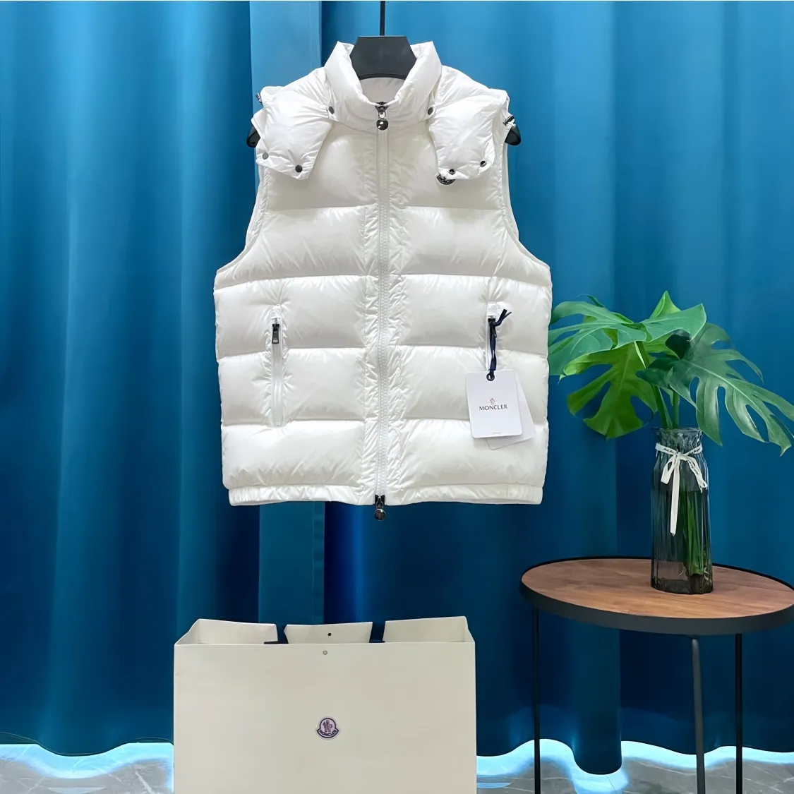 P700 Moncler➡️Mongolian Feather Emperor 🦢Down Down Vest Vest is now a hot sale at the counter! New winter down has been released 💥 New styles are popping up in an endless stream, down vest vest 1:1 original mold, 90 white goose down. The lining is thin, slim, comfortable and warm, simple and fashionable, super exquisite tailoring. The accessories and hardware are also meticulous. We just want to bring you good products. Same style for men and women. Sizes: 1 code, 2 codes, 3 codes, 4 codes, 5 codes.