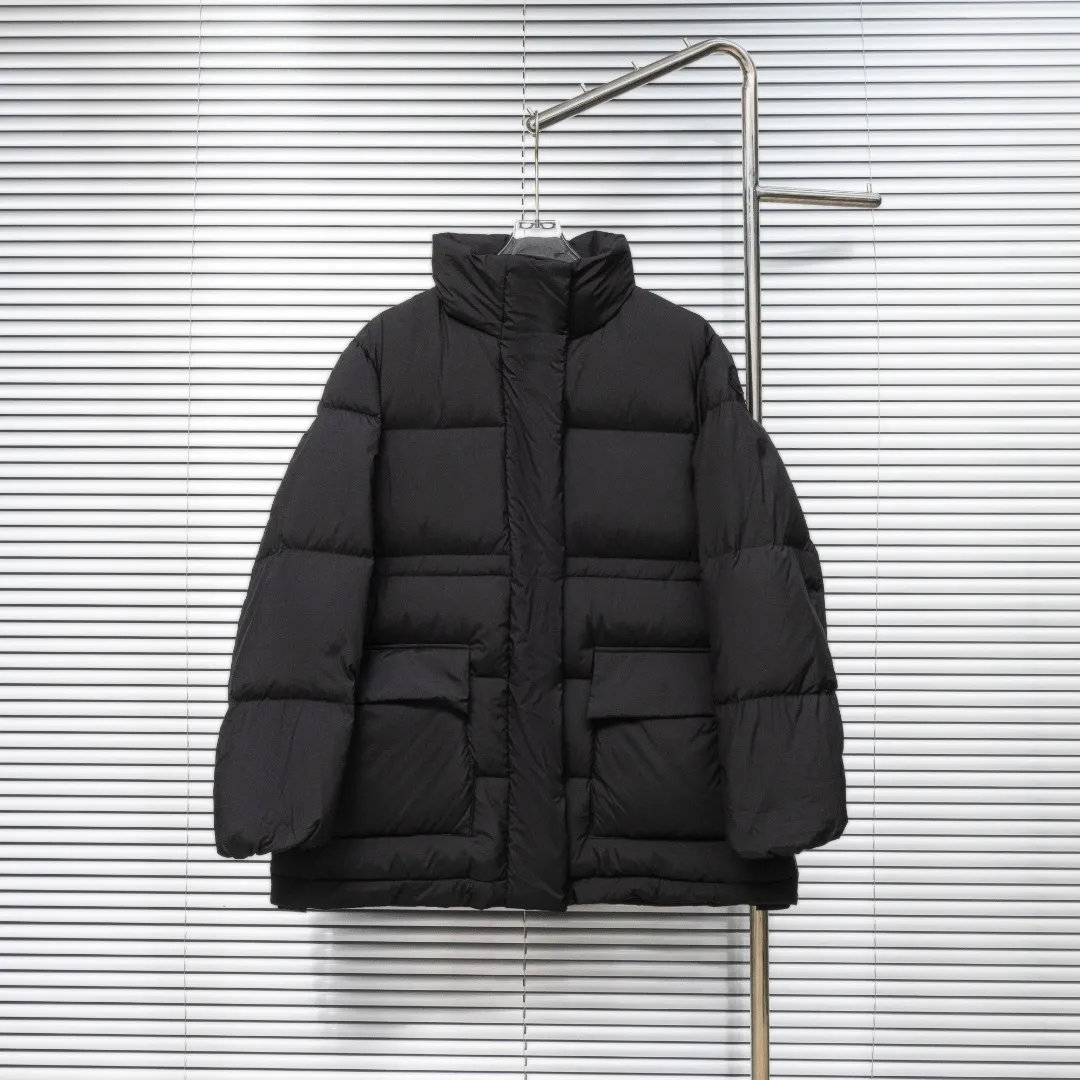 P1040 top version (different currency) Style: Moncler Moncler vouglans series stand collar large pocket bread down jacket (all made of national standard 90 goose down, sizes are all authentic digital sizes) Color: picture color Size: 0-1-2-3 Fabric: 90 goose down Accessories: a full set of customized accessories No gender distinction, the same style for men and women