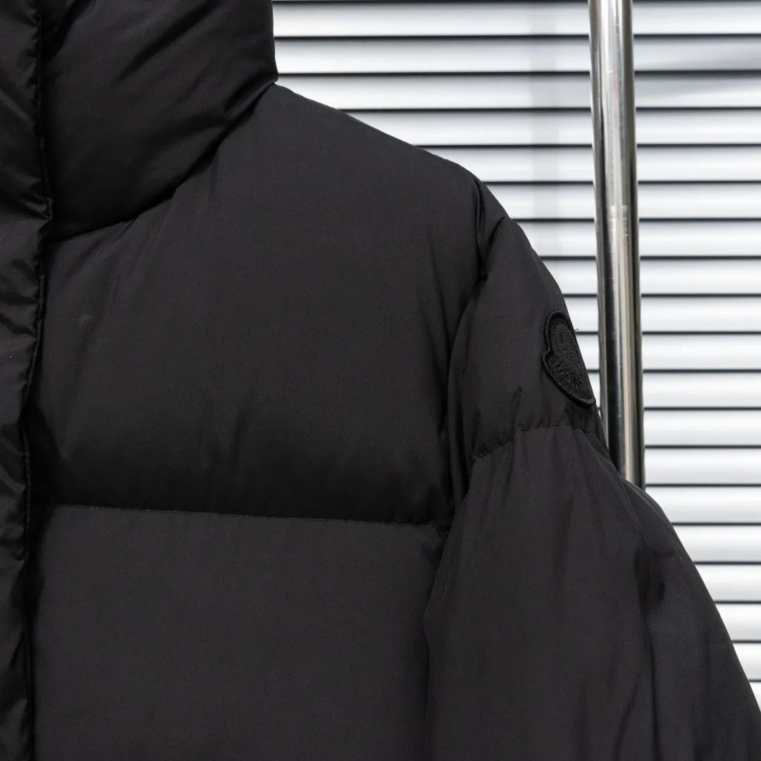 P1040 top version (different currency) Style: Moncler Moncler vouglans series stand collar large pocket bread down jacket (all made of national standard 90 goose down, sizes are all authentic digital sizes) Color: picture color Size: 0-1-2-3 Fabric: 90 goose down Accessories: a full set of customized accessories No gender distinction, the same style for men and women
