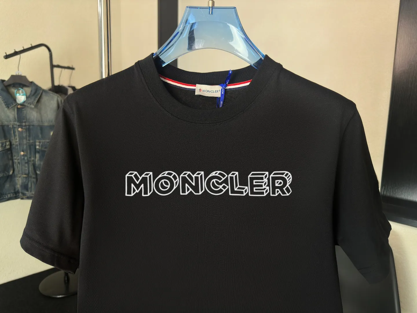 P140 Upgraded version "Mobile phone smart sensor ~ NFC chip armband ~ Direct access to the official website for anti-counterfeiting" "Moncler ~ Mouth Mouth" 2025 new high-quality round neck short-sleeved T-shirt. The cuffs have imported embroidered labels. Customized dyeing, very comfortable to touch. Super versatile and good-looking short-sleeved. Complete with three labels. Non-market ordinary version. Feel free to compare. Quality is absolutely guaranteed! ‼ First of all, this original fabric is all custom-woven with 32-count double yarn fabric, 250G, and the weight is the same‼ Fine workmanship, double waistcoat method, double waistcoat method, double waistcoat method makes the whole dress more three-dimensional, which is not a craft that ordinary T-shirts can achieve🤪 Size: S-M-L-XL-2XL Color: black, white, apricot, same style for men and women