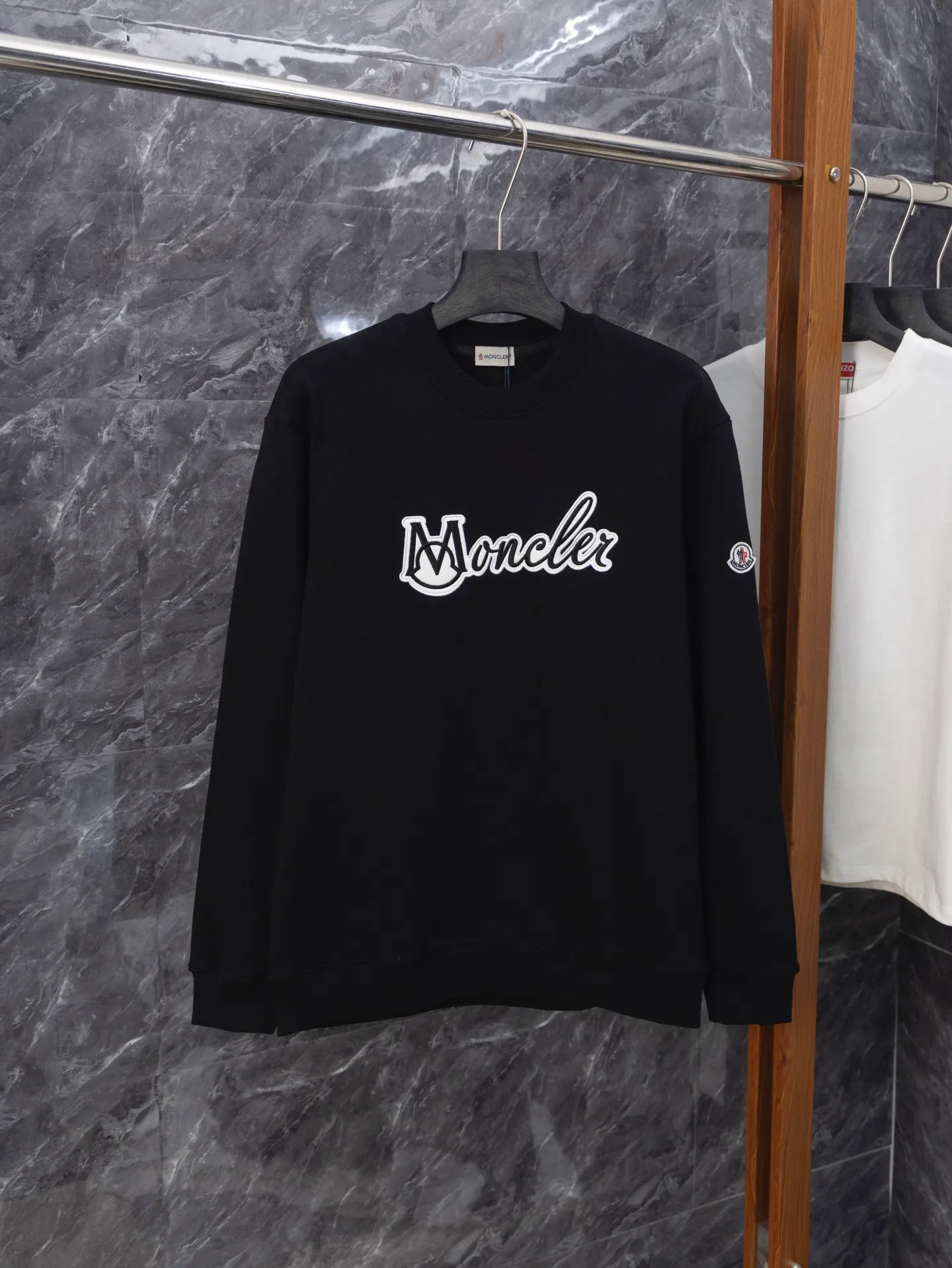 P210 Model number J072 MONCLER masked puppy embroidered sleeves small label round neck sweatshirt Made of 460g terry fabric with clear line routing Original order customization 1:1 smooth and delicate lines Better texture Not easy to deform Not easy to shrink Not easy to fade Maintain long-lasting beauty Color Black White Size S-XL