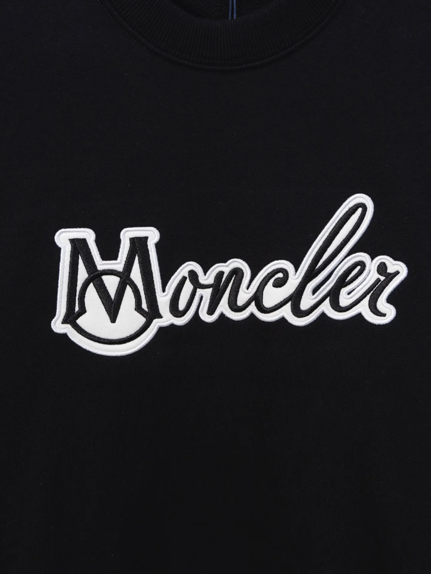 P210 Model number J072 MONCLER masked puppy embroidered sleeves small label round neck sweatshirt Made of 460g terry fabric with clear line routing Original order customization 1:1 smooth and delicate lines Better texture Not easy to deform Not easy to shrink Not easy to fade Maintain long-lasting beauty Color Black White Size S-XL