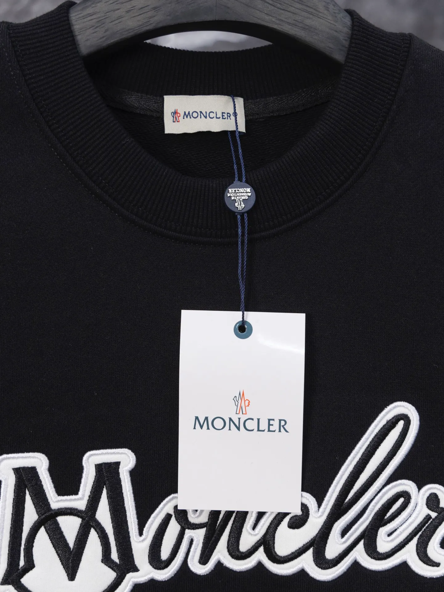P210 Model number J072 MONCLER masked puppy embroidered sleeves small label round neck sweatshirt Made of 460g terry fabric with clear line routing Original order customization 1:1 smooth and delicate lines Better texture Not easy to deform Not easy to shrink Not easy to fade Maintain long-lasting beauty Color Black White Size S-XL