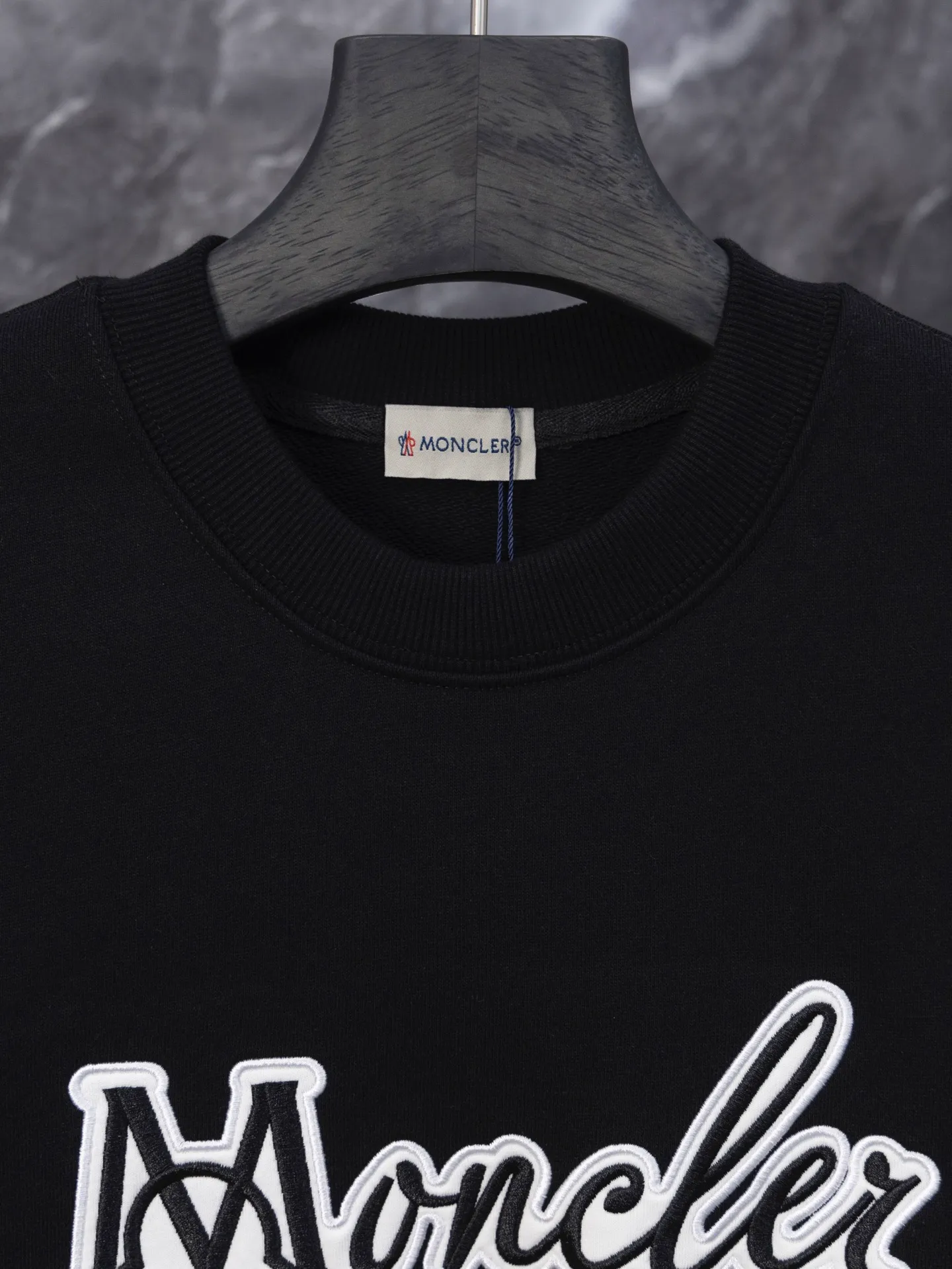 P210 Model number J072 MONCLER masked puppy embroidered sleeves small label round neck sweatshirt Made of 460g terry fabric with clear line routing Original order customization 1:1 smooth and delicate lines Better texture Not easy to deform Not easy to shrink Not easy to fade Maintain long-lasting beauty Color Black White Size S-XL