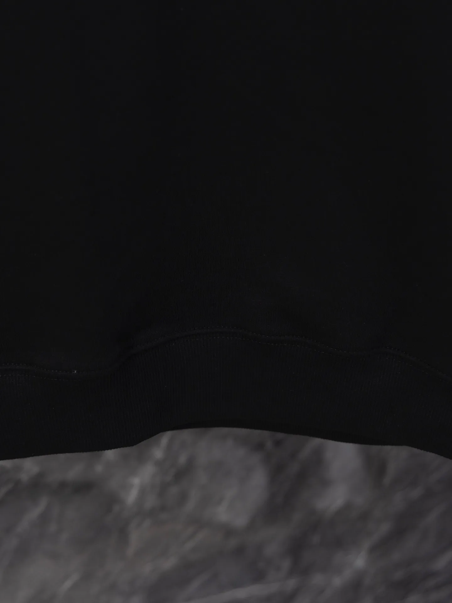 P210 Model number J072 MONCLER masked puppy embroidered sleeves small label round neck sweatshirt Made of 460g terry fabric with clear line routing Original order customization 1:1 smooth and delicate lines Better texture Not easy to deform Not easy to shrink Not easy to fade Maintain long-lasting beauty Color Black White Size S-XL