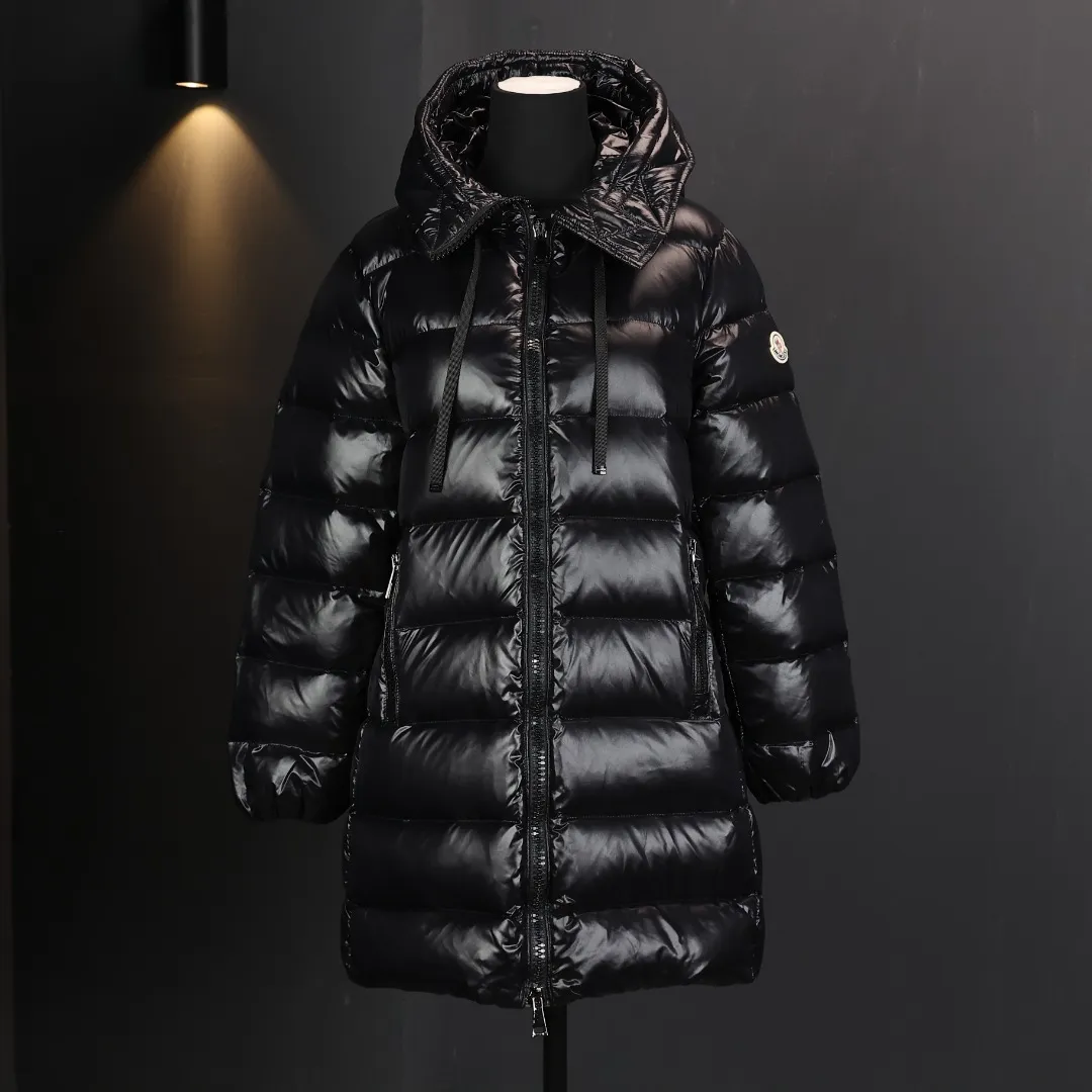 P1240 Moncler Suyen down jacket for women, Moncler Suyen women's down jacket, the iconic A-line babydoll style, the wide silhouette modifies the figure, fashionable and slimming! Shiny nylon fabric + high-quality white duck down filling, light but super warm. The hooded drawstring design is highly windproof and is a must-have item in your winter wardrobe!