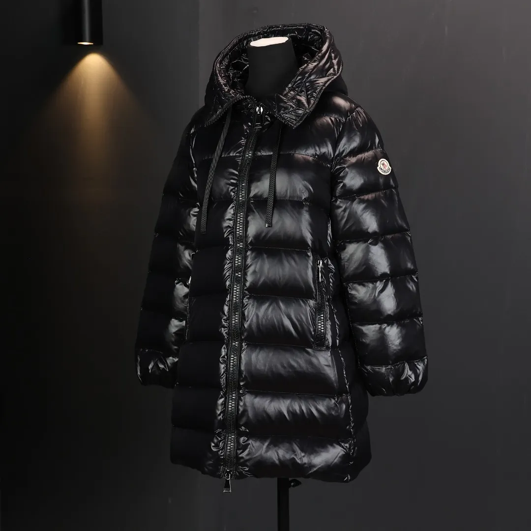 P1240 Moncler Suyen down jacket for women, Moncler Suyen women's down jacket, the iconic A-line babydoll style, the wide silhouette modifies the figure, fashionable and slimming! Shiny nylon fabric + high-quality white duck down filling, light but super warm. The hooded drawstring design is highly windproof and is a must-have item in your winter wardrobe!