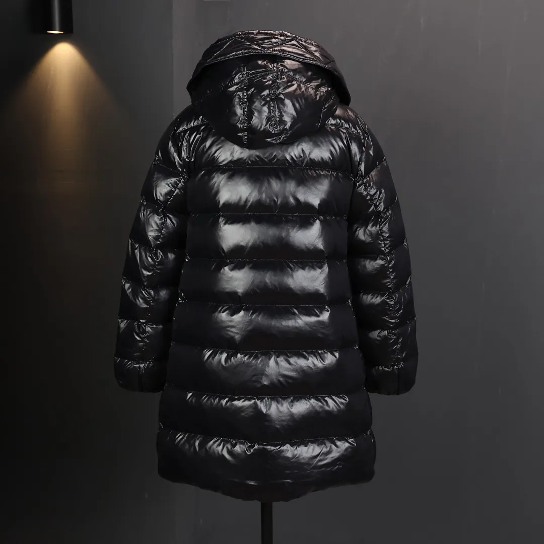 P1240 Moncler Suyen down jacket for women, Moncler Suyen women's down jacket, the iconic A-line babydoll style, the wide silhouette modifies the figure, fashionable and slimming! Shiny nylon fabric + high-quality white duck down filling, light but super warm. The hooded drawstring design is highly windproof and is a must-have item in your winter wardrobe!