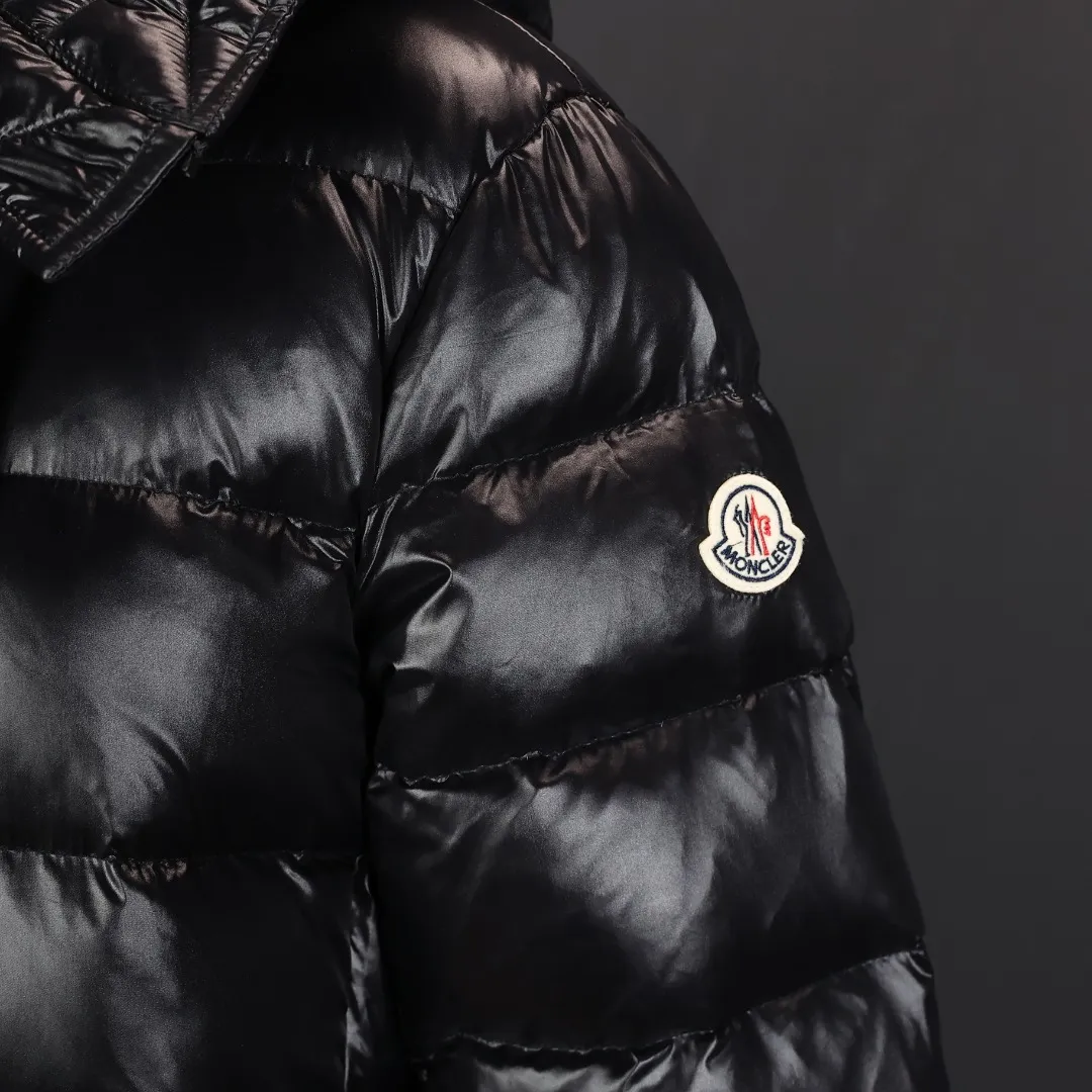 P1240 Moncler Suyen down jacket for women, Moncler Suyen women's down jacket, the iconic A-line babydoll style, the wide silhouette modifies the figure, fashionable and slimming! Shiny nylon fabric + high-quality white duck down filling, light but super warm. The hooded drawstring design is highly windproof and is a must-have item in your winter wardrobe!