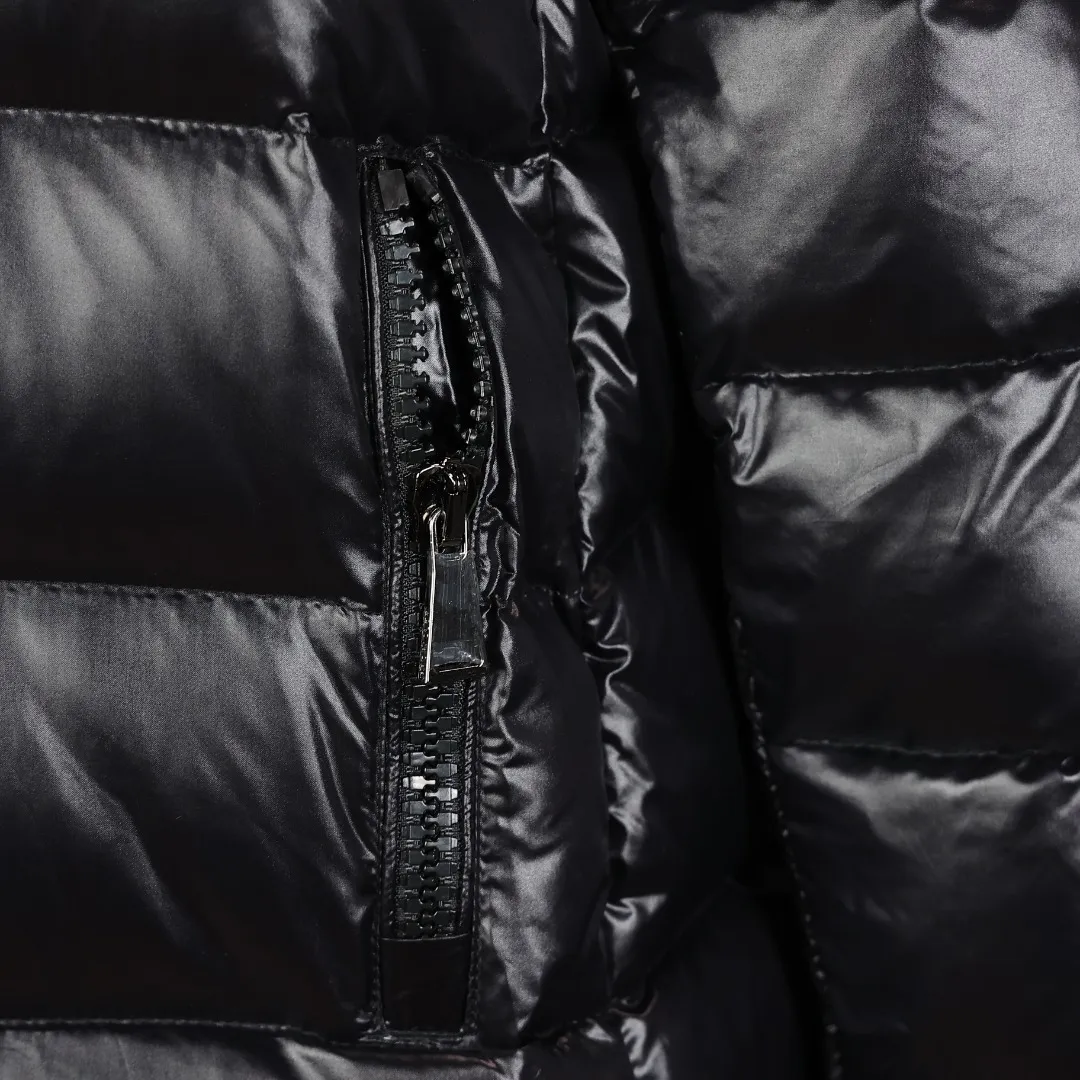 P1240 Moncler Suyen down jacket for women, Moncler Suyen women's down jacket, the iconic A-line babydoll style, the wide silhouette modifies the figure, fashionable and slimming! Shiny nylon fabric + high-quality white duck down filling, light but super warm. The hooded drawstring design is highly windproof and is a must-have item in your winter wardrobe!