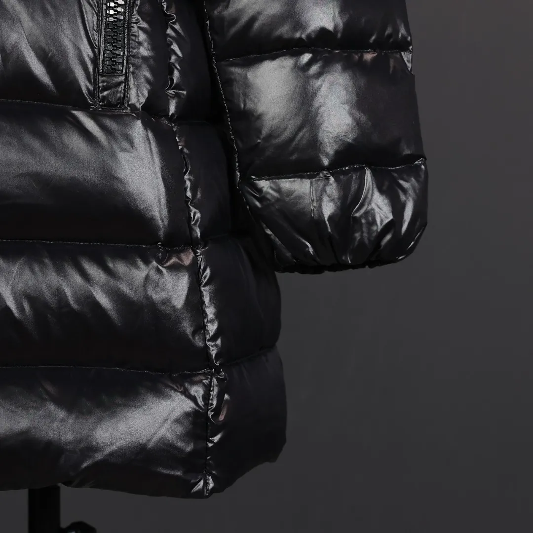 P1240 Moncler Suyen down jacket for women, Moncler Suyen women's down jacket, the iconic A-line babydoll style, the wide silhouette modifies the figure, fashionable and slimming! Shiny nylon fabric + high-quality white duck down filling, light but super warm. The hooded drawstring design is highly windproof and is a must-have item in your winter wardrobe!