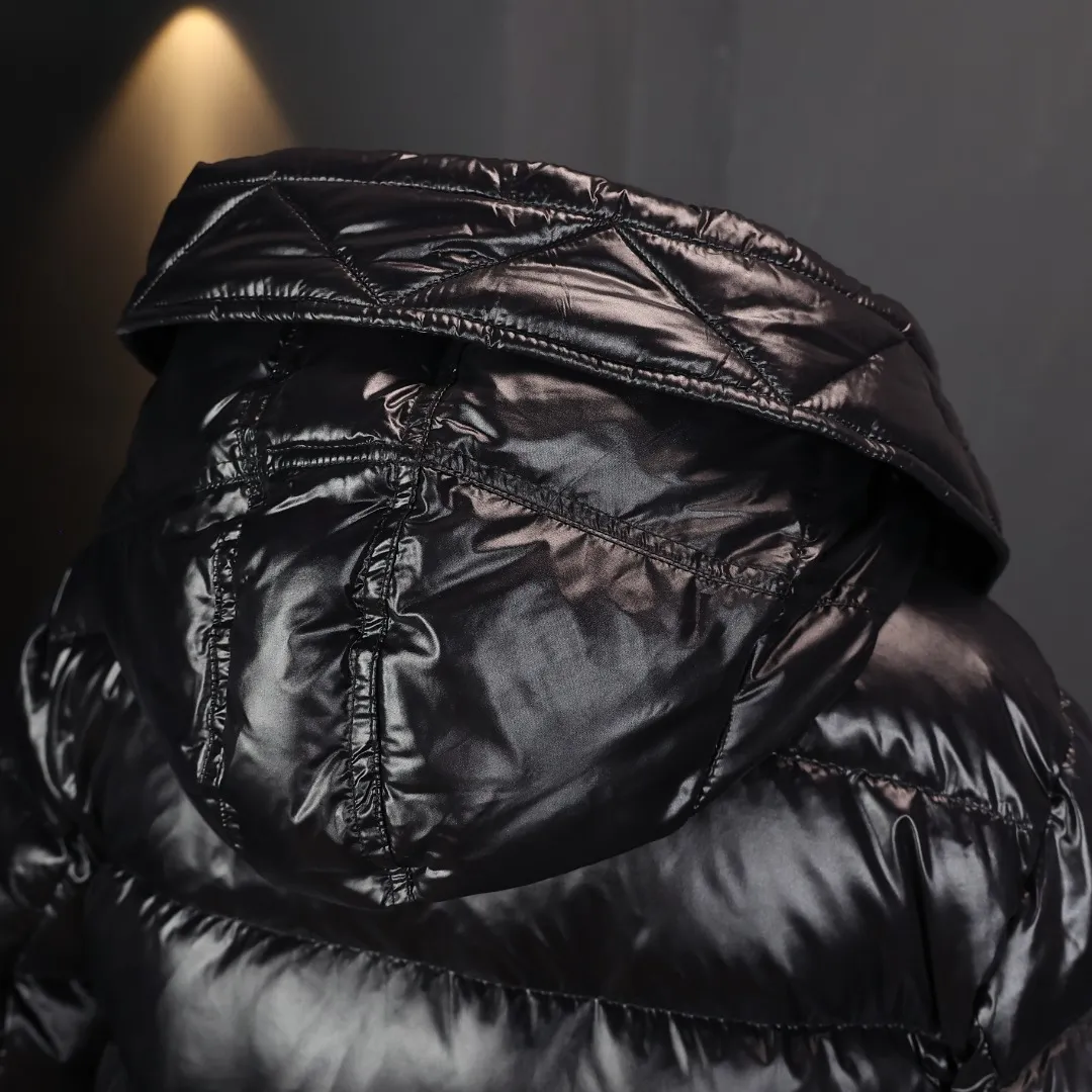 P1240 Moncler Suyen down jacket for women, Moncler Suyen women's down jacket, the iconic A-line babydoll style, the wide silhouette modifies the figure, fashionable and slimming! Shiny nylon fabric + high-quality white duck down filling, light but super warm. The hooded drawstring design is highly windproof and is a must-have item in your winter wardrobe!