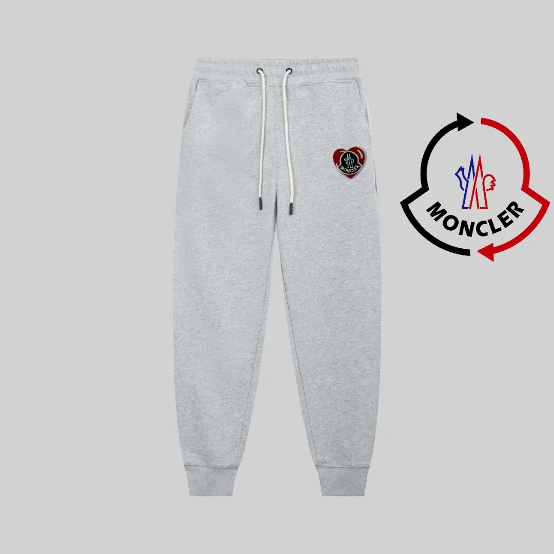 P270 (top version, different currency) ✨MONCLER Meng Mouth SS Autumn and Winter Show Style Slim-fitting line official website logo embroidered simple Logo sweatpants 380g weight compatible with all body types Black and white drawstring design on the waist elastic band Customized drawstring pockets with slant pocket design on both sides There is also a small pocket on the back Color: black gray Size S-XL