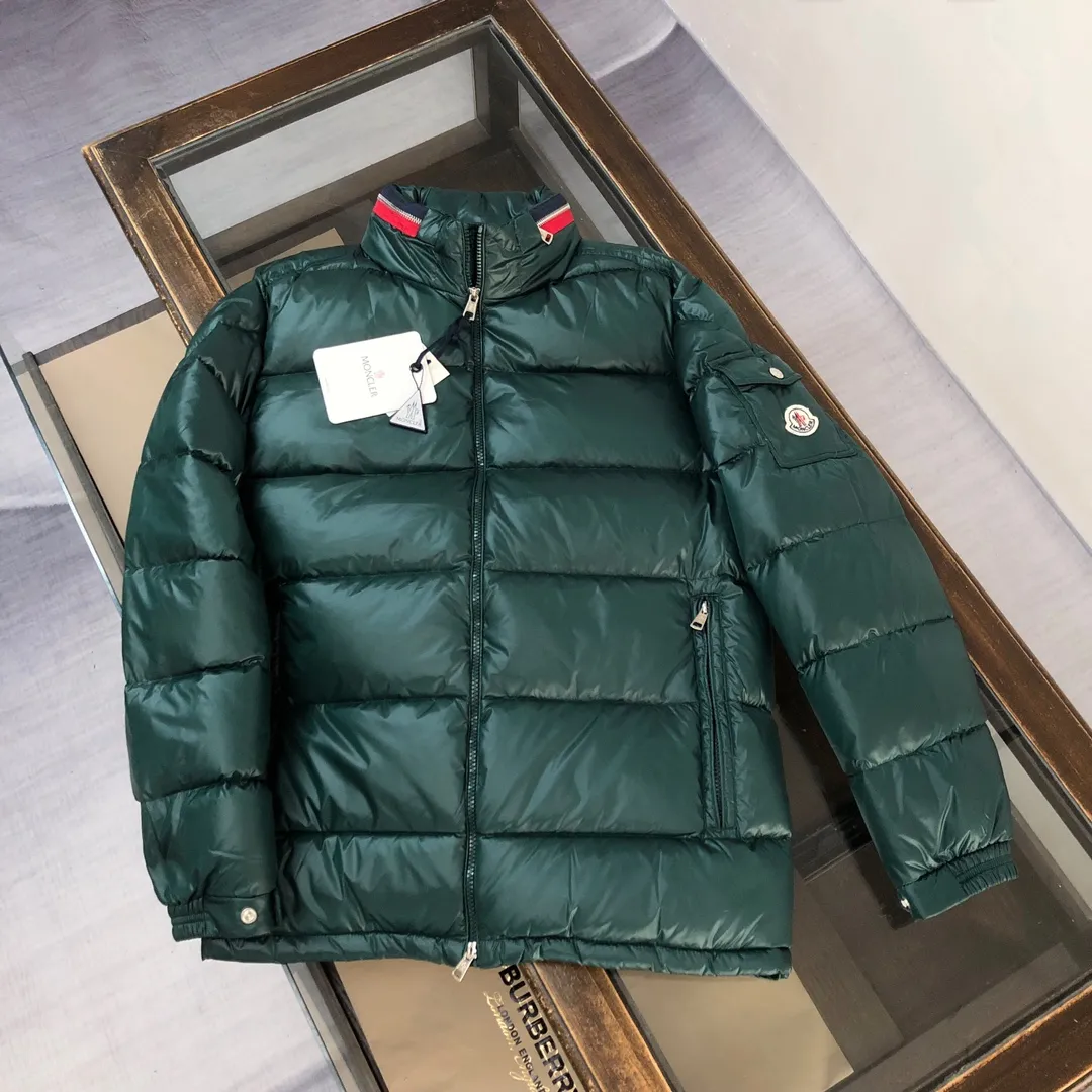 P880 🆕❤️Moncler’s latest 2024 autumn and winter couple’s style down jacket, with a streamlined straight cut design and a pull-out hood that can be properly stored in the zipper stand collar. Tricolor trim accents the collar. Filled with 90 velvet, warm and comfortable without being bloated, the bread suit pattern is formed by large squares, each square is evenly distributed✅ Color: Black Green Code Number: 1 2 3 4 5 (M～3xl)